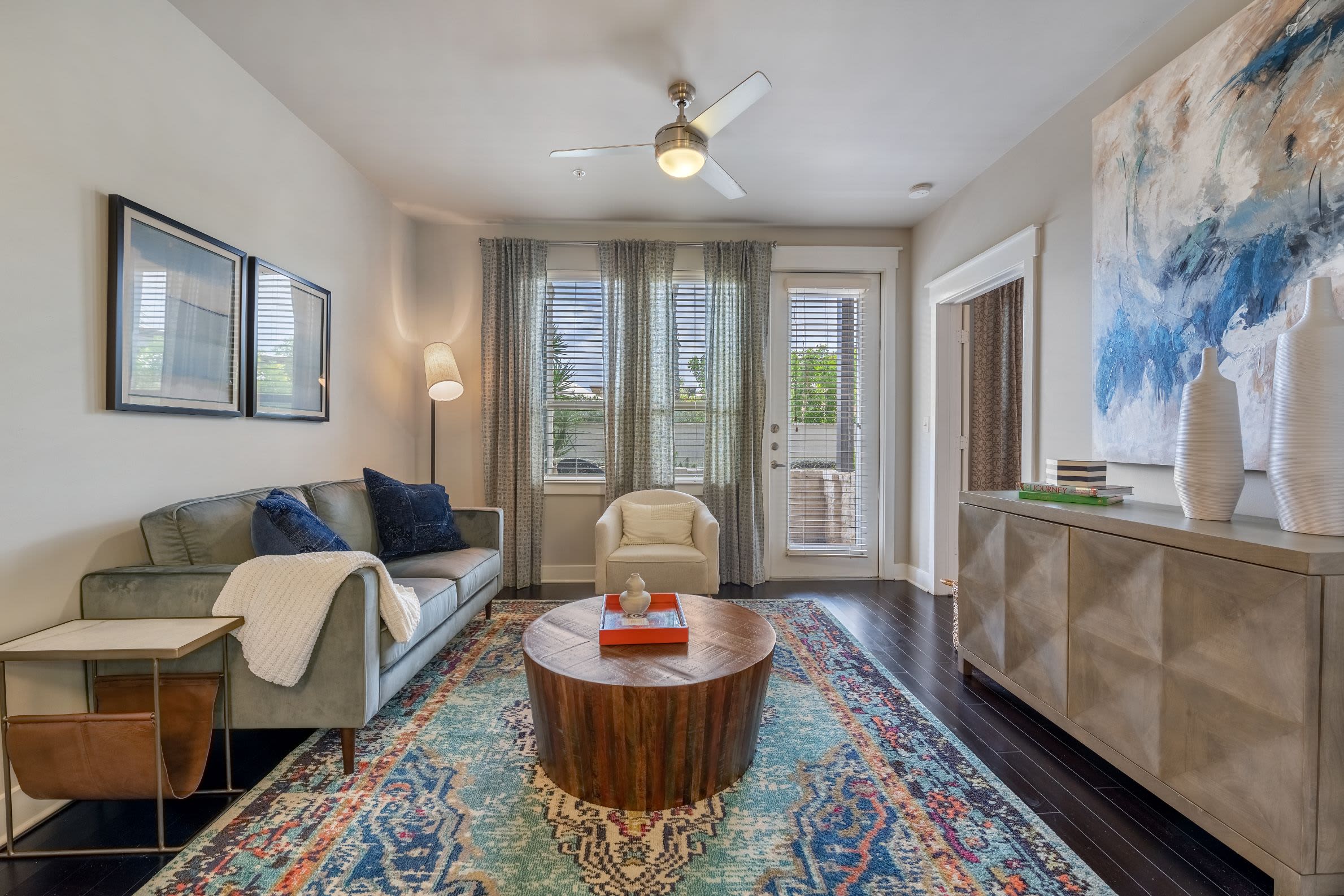 Living room with large rug at Marquis Cresta Bella in San Antonio, Texas