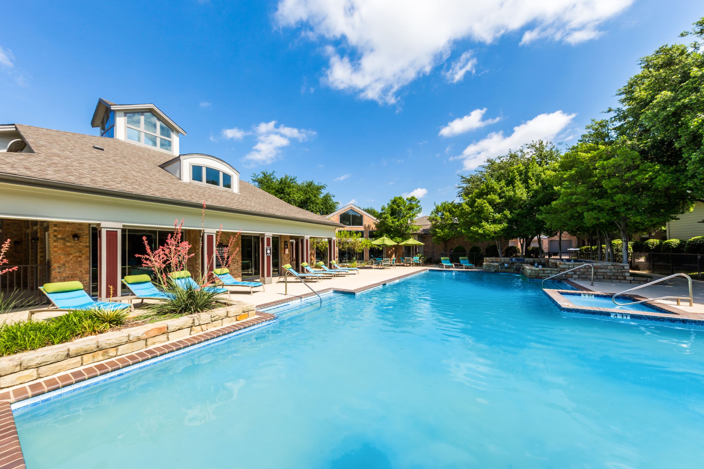 Sparkling pool and clubhouse at Plano, Texas from Brooks on Preston