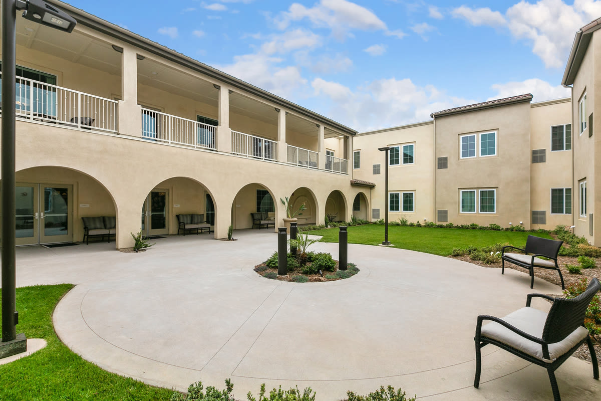 Courtyard at Estancia Senior Living in Fallbrook, California