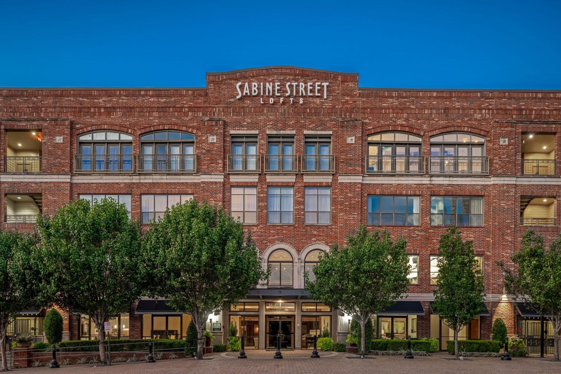 Entrance of the buildingat Marquis Lofts on Sabine in Houston, Texas