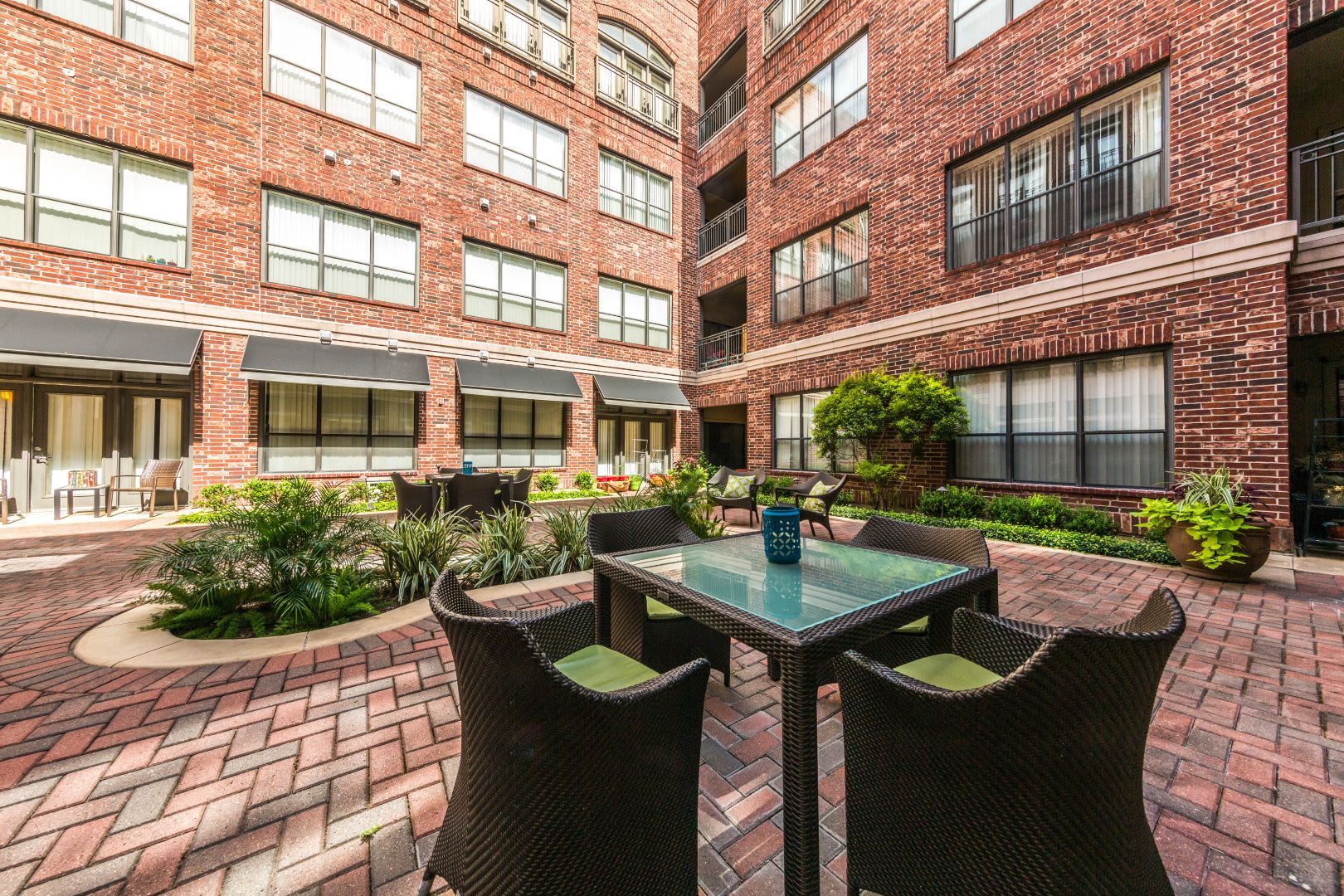 Table and chairs in the courtyard at Marquis Lofts on Sabine in Houston, Texas