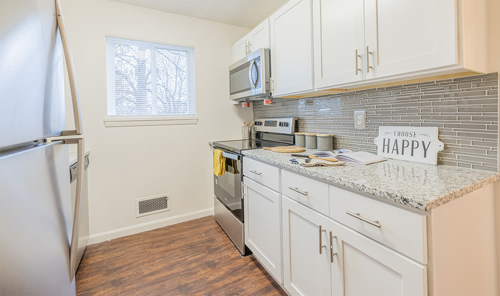 Modern kitchen at Waverlywood Apartments & Townhomes in Webster, New York