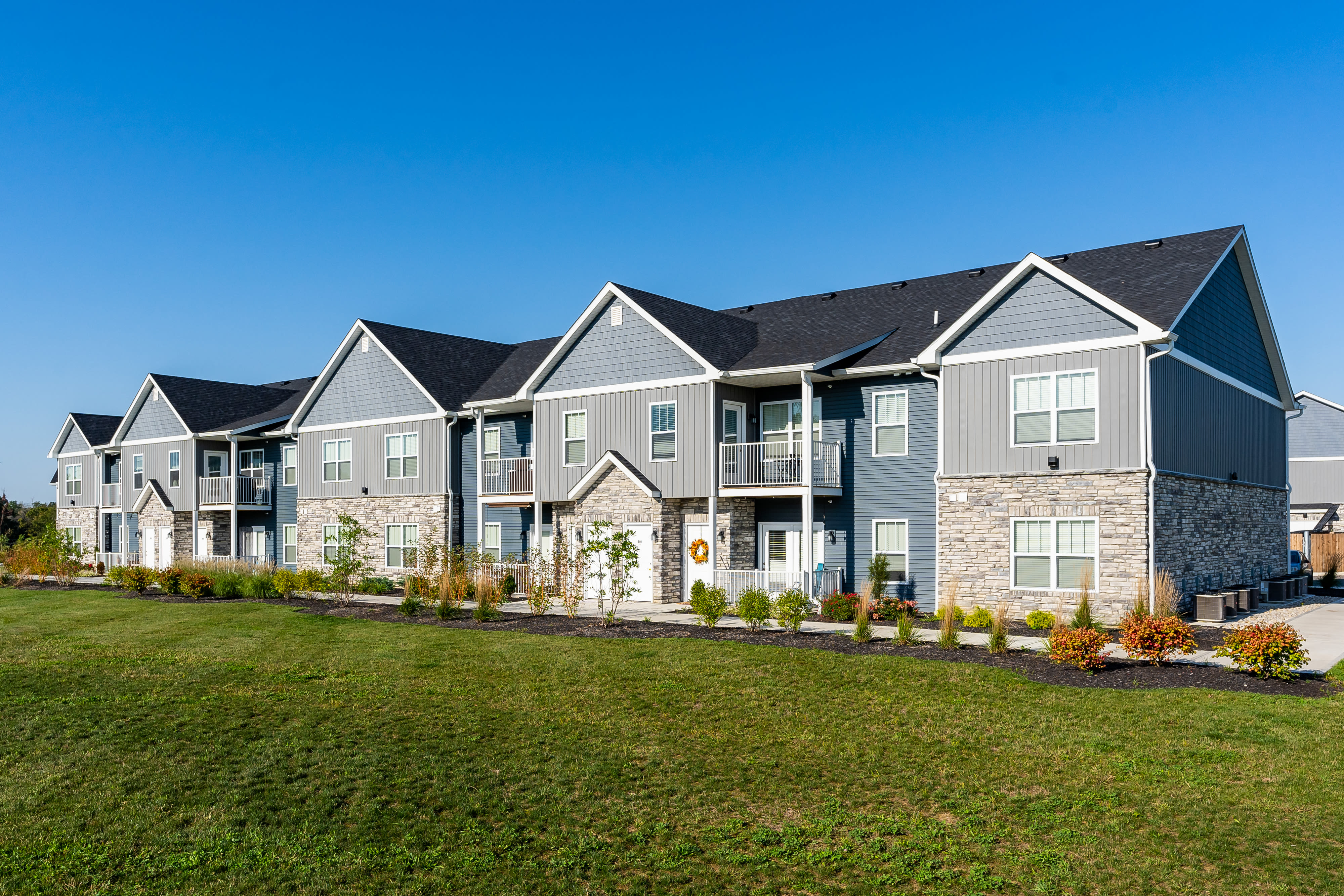 Exterior of Alexander Pointe Apartments in Maineville, Ohio