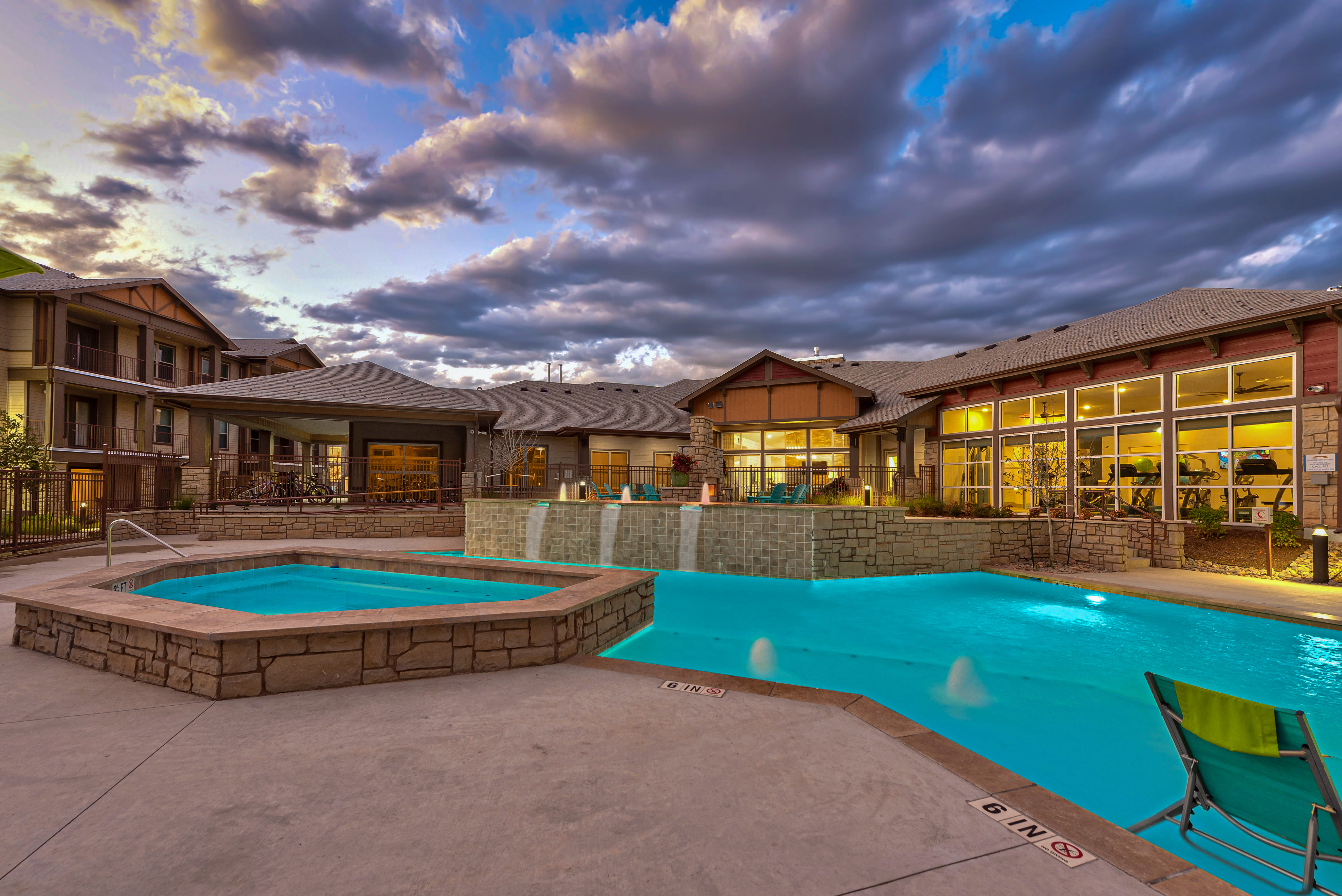 sparkling pool and spa at Rocket Pointe in Durango, Colorado