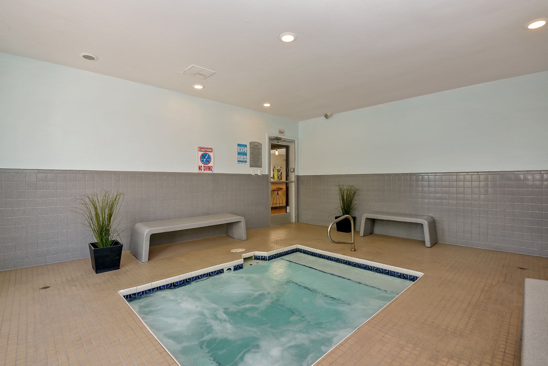 Hot tub at 505 West Apartment Homes in Tempe, Arizona
