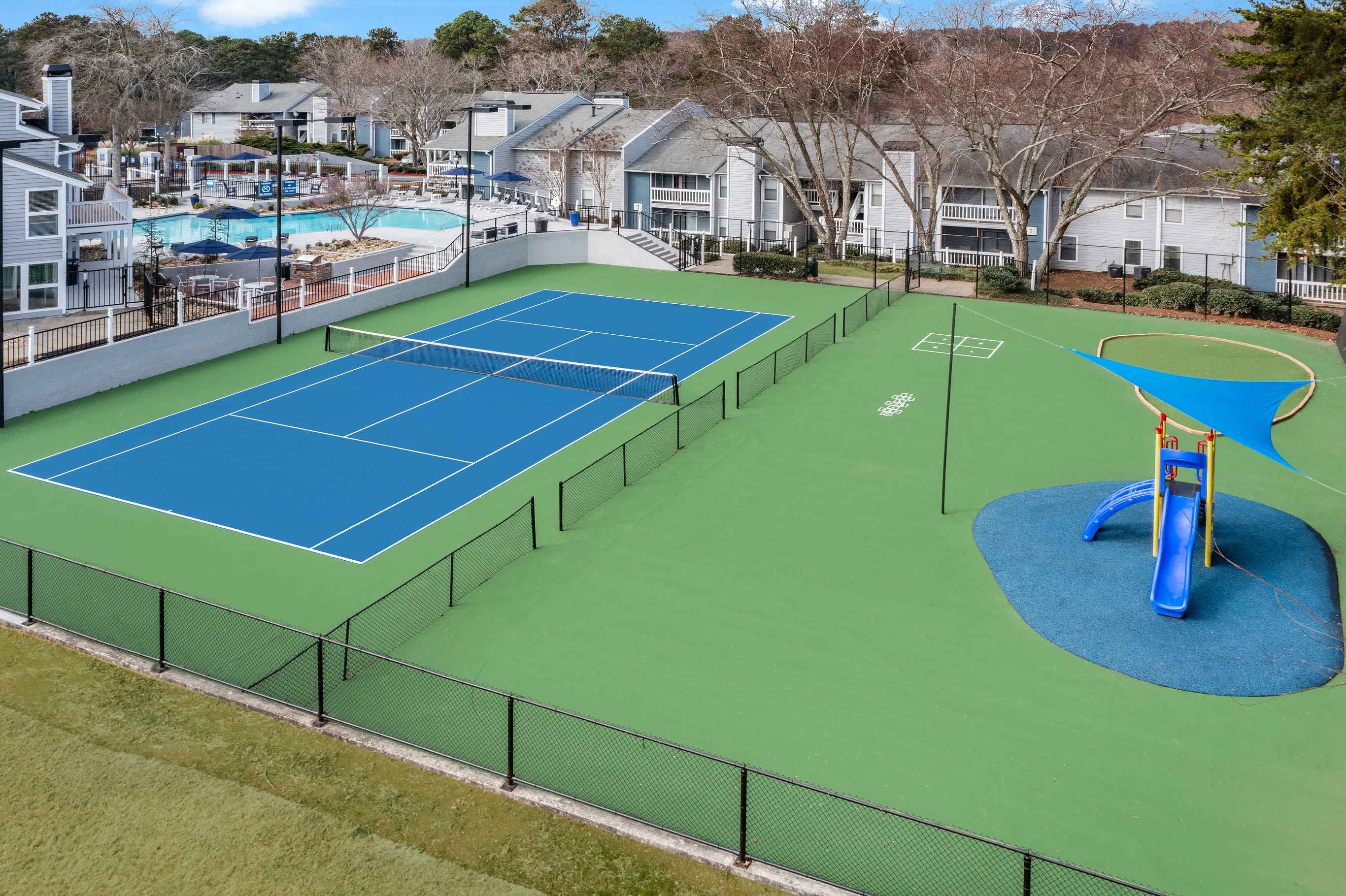 Well-maintained onsite tennis courts at The Everette at East Cobb in Marietta, Georgia