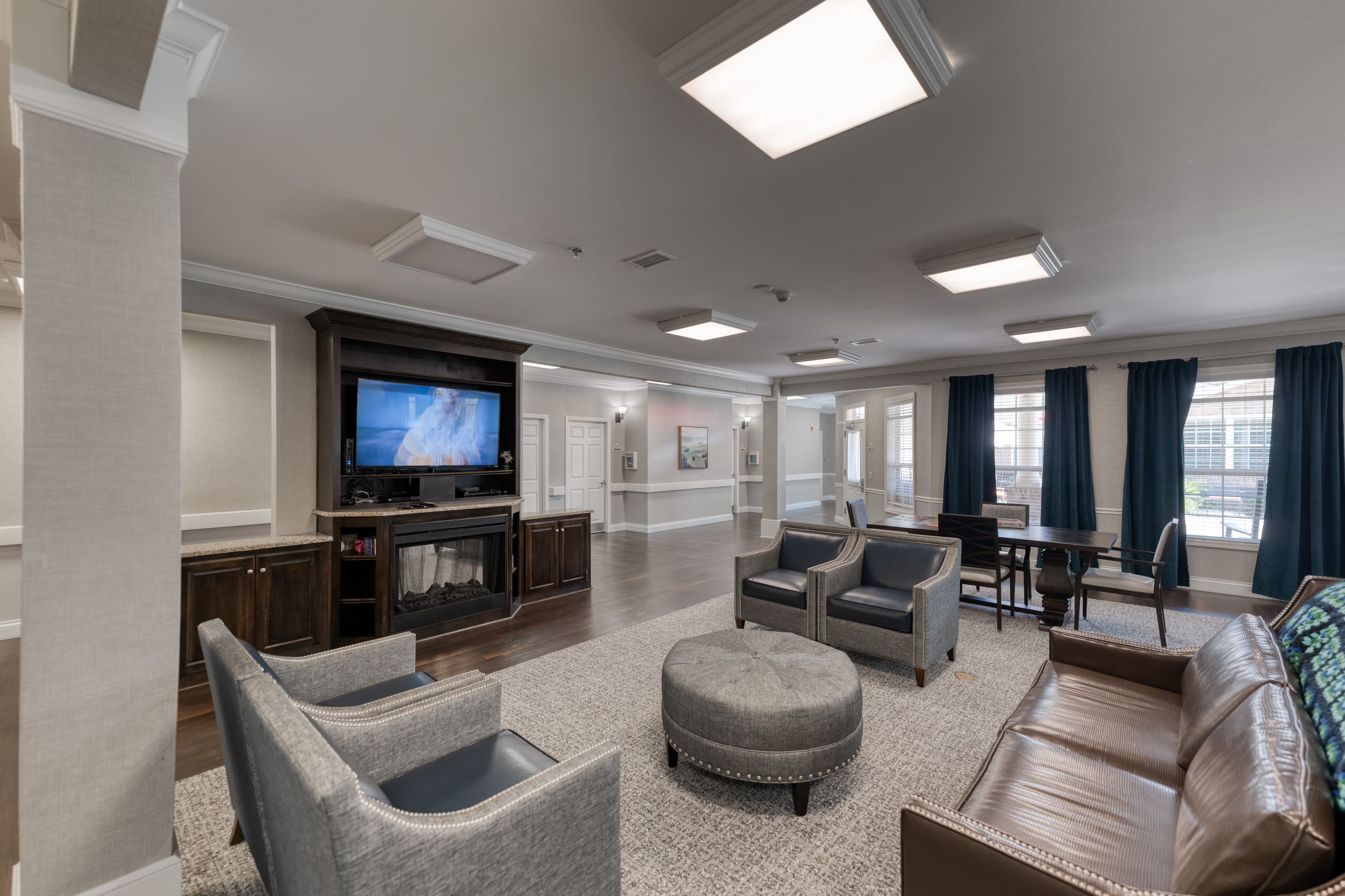 Cozy lounge with a large tv at Addington Place of Shoal Creek in Kansas City, Missouri. 