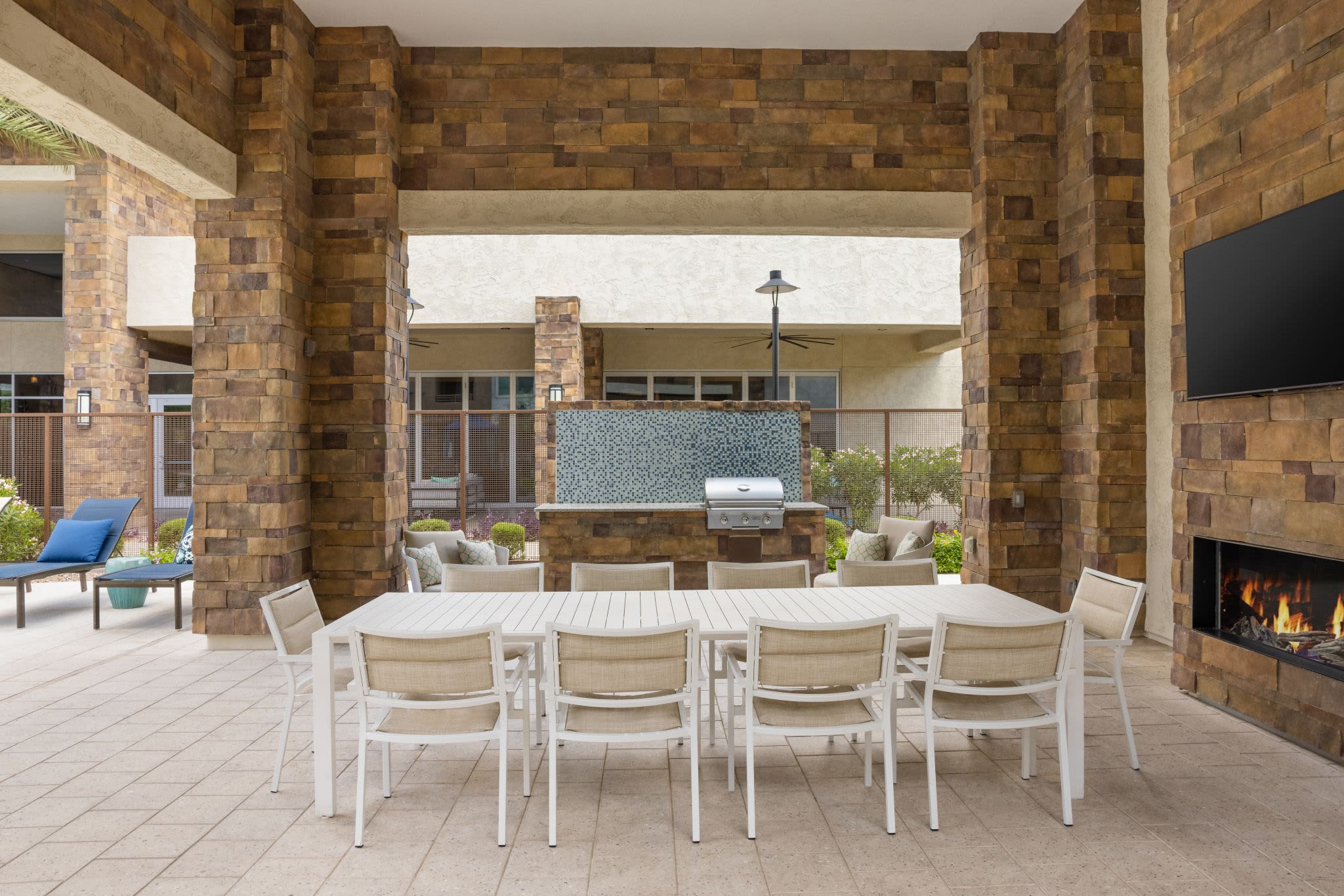 Dining area in Ocio Plaza Del Rio's clubhouse in Peoria, Arizona