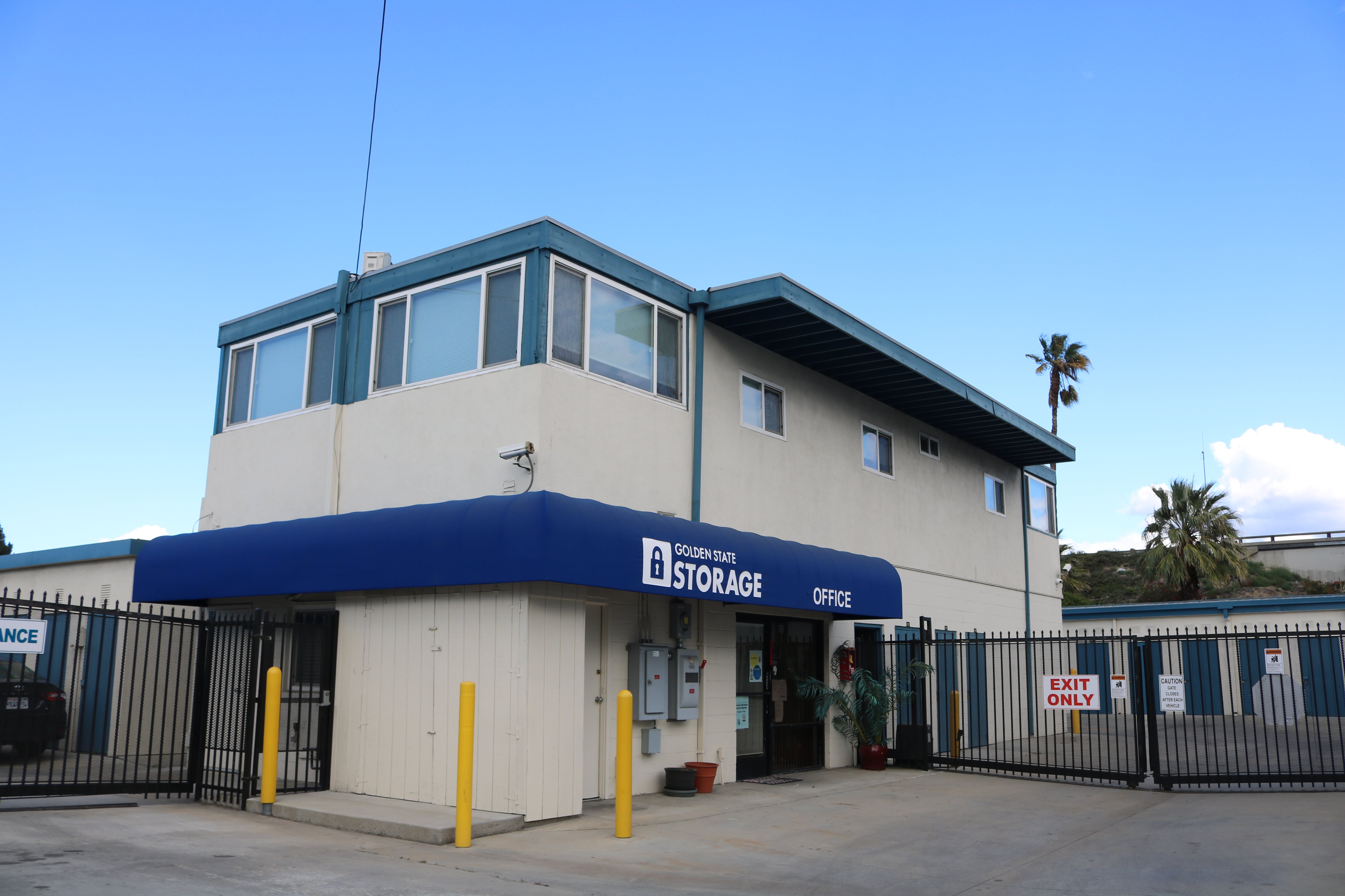 The front of the office building at Golden State Storage - Roscoe in North Hills, California