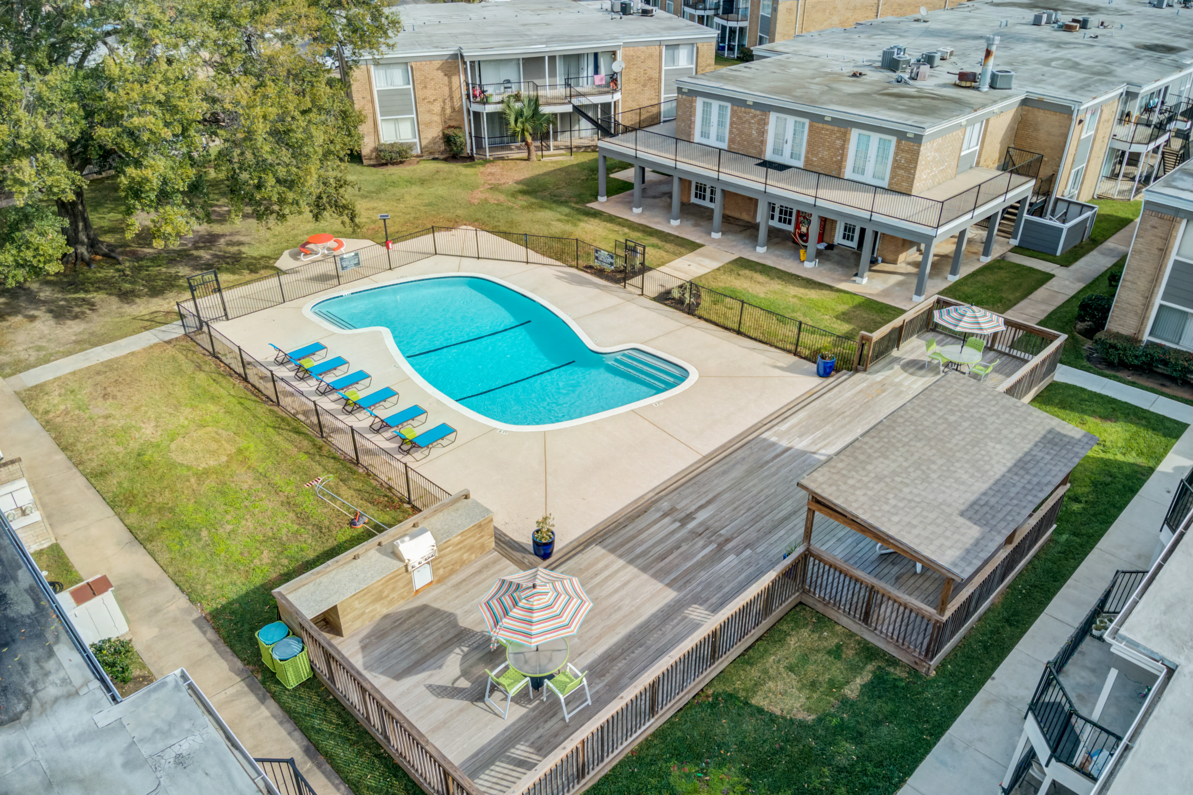 Relaxing pool at Regents Walk in Houston, Texas