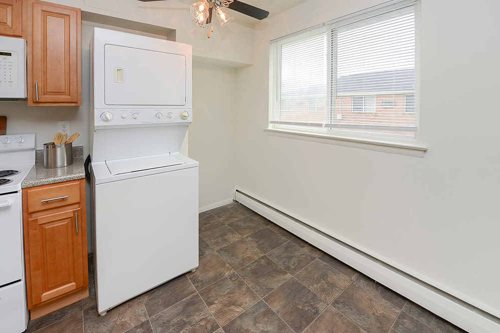 Eat-in kitchen at Warwick Terrace Apartment Homes