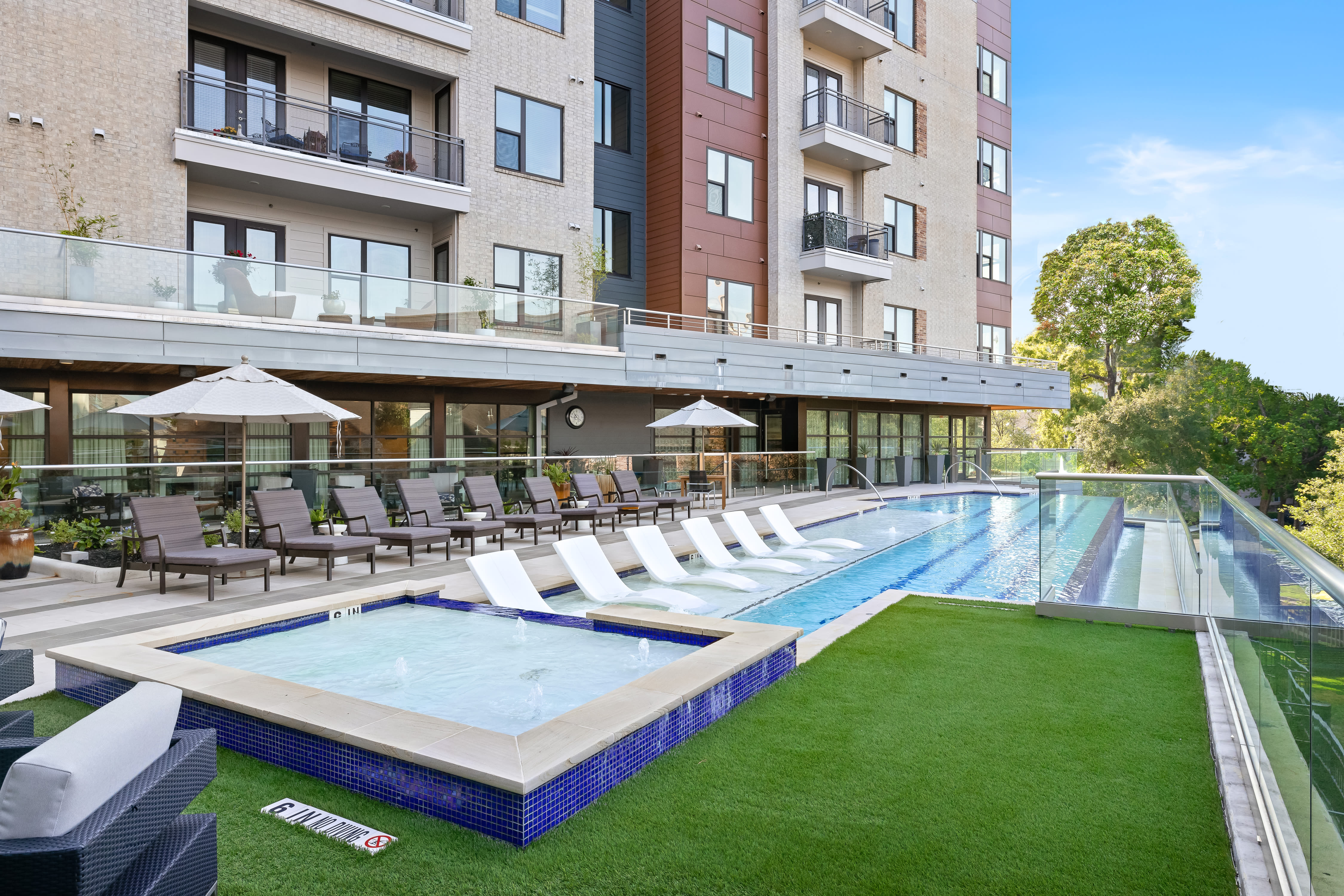 Outdoor pool with fountains at Anthology of Tanglewood in Houston, Texas