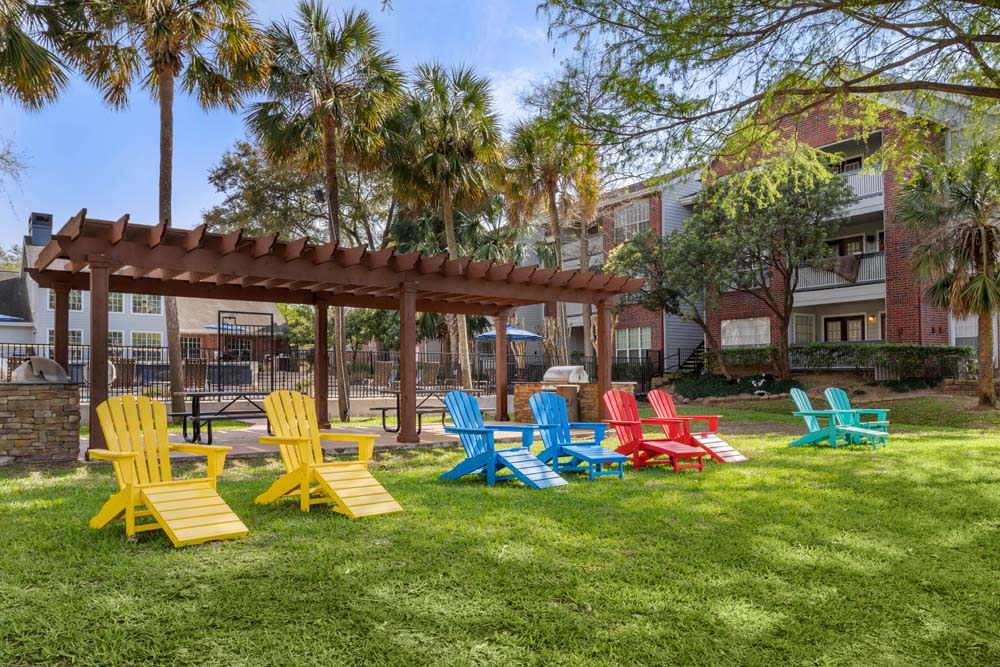 Outdoor gathering area at Foundations at Edgewater in Sugar Land, Texas