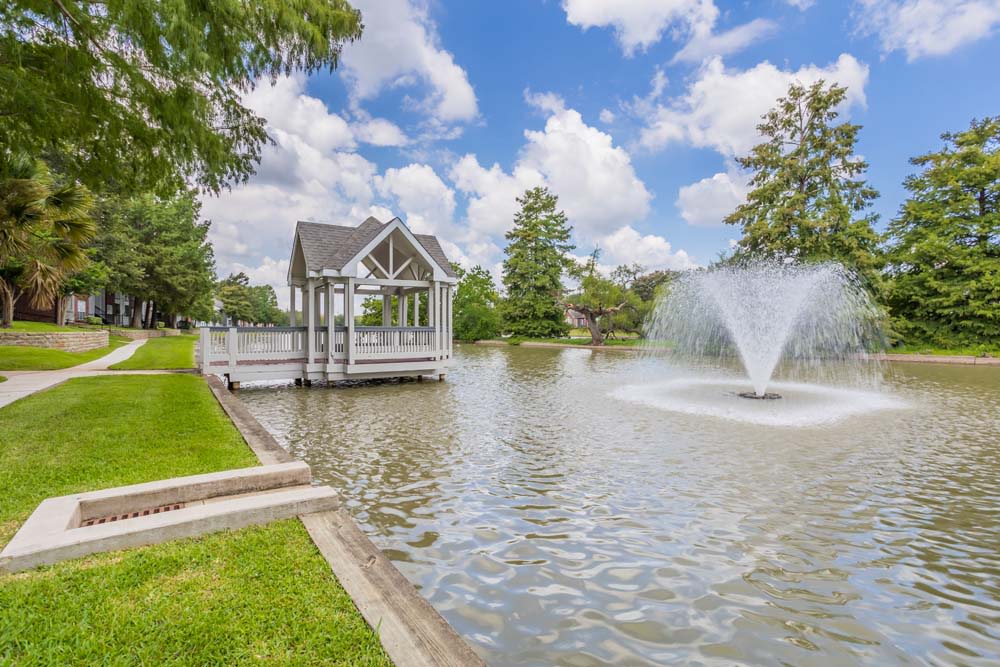 Large pond with fountain at Foundations at Edgewater in Sugar Land, Texas 