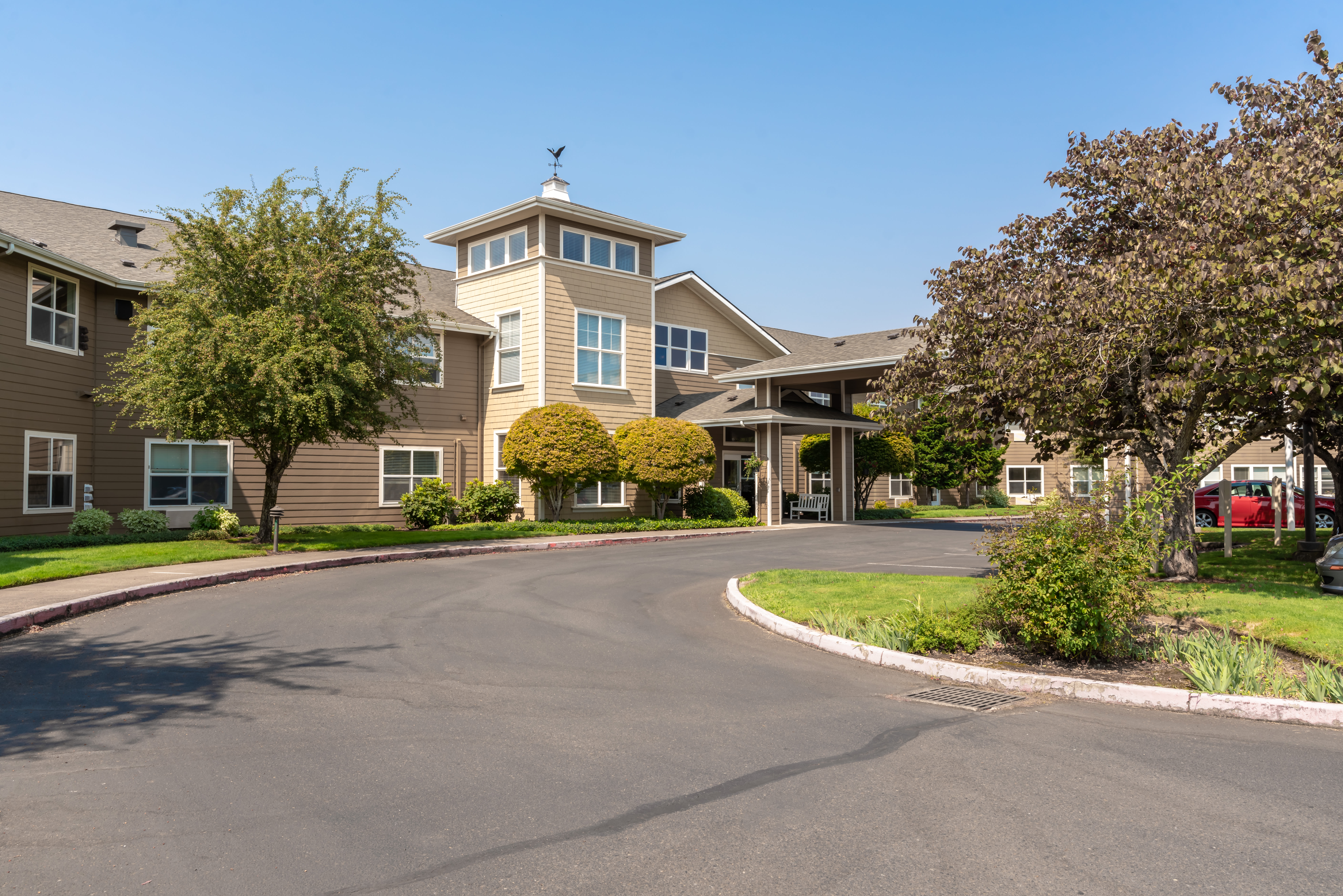 Outside of facility with drive-up street at Heron Pointe Senior Living in Monmouth, Oregon