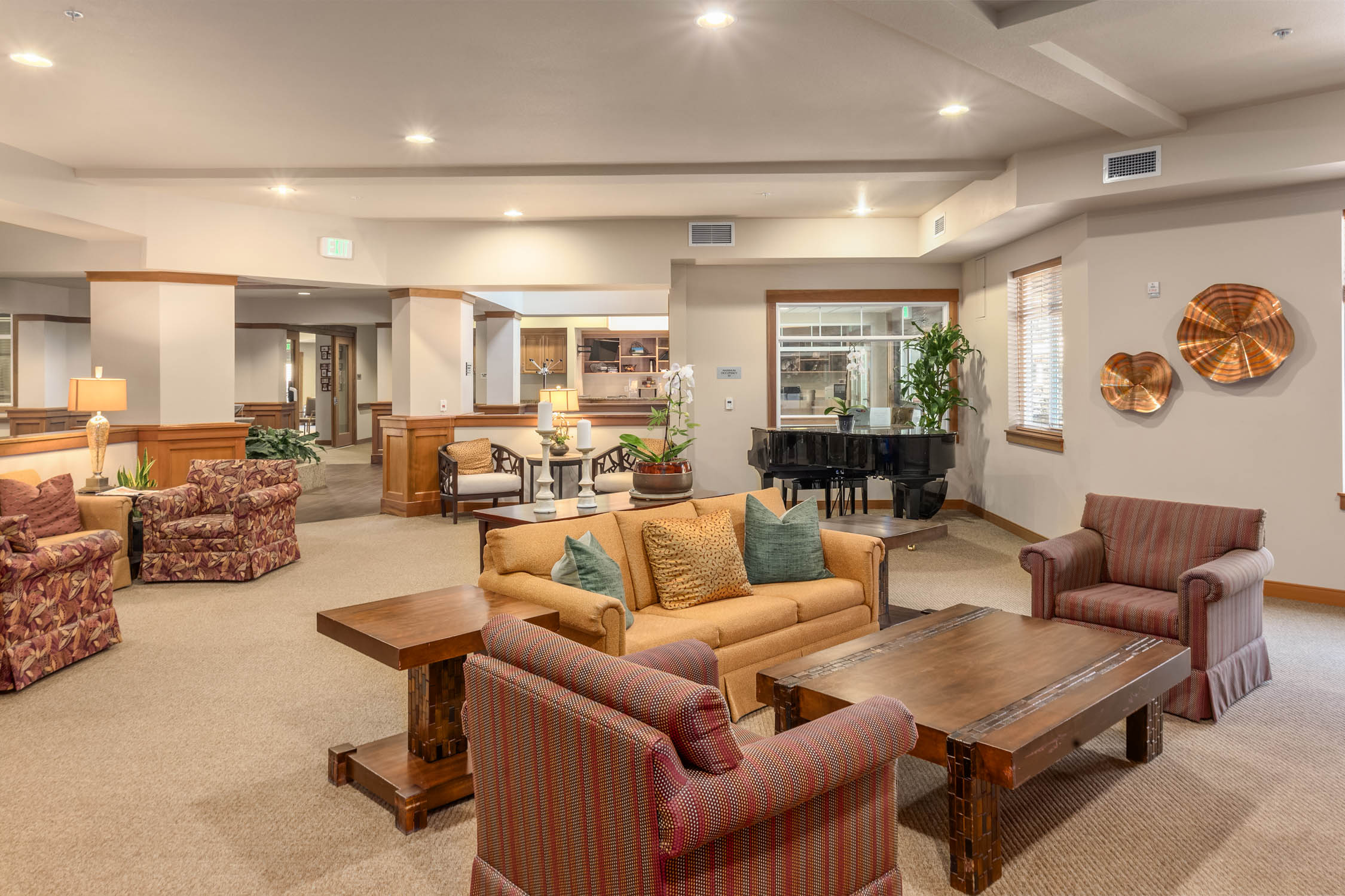 Indoor seating and lounge at Quail Park of Lynnwood in Lynnwood, Washington