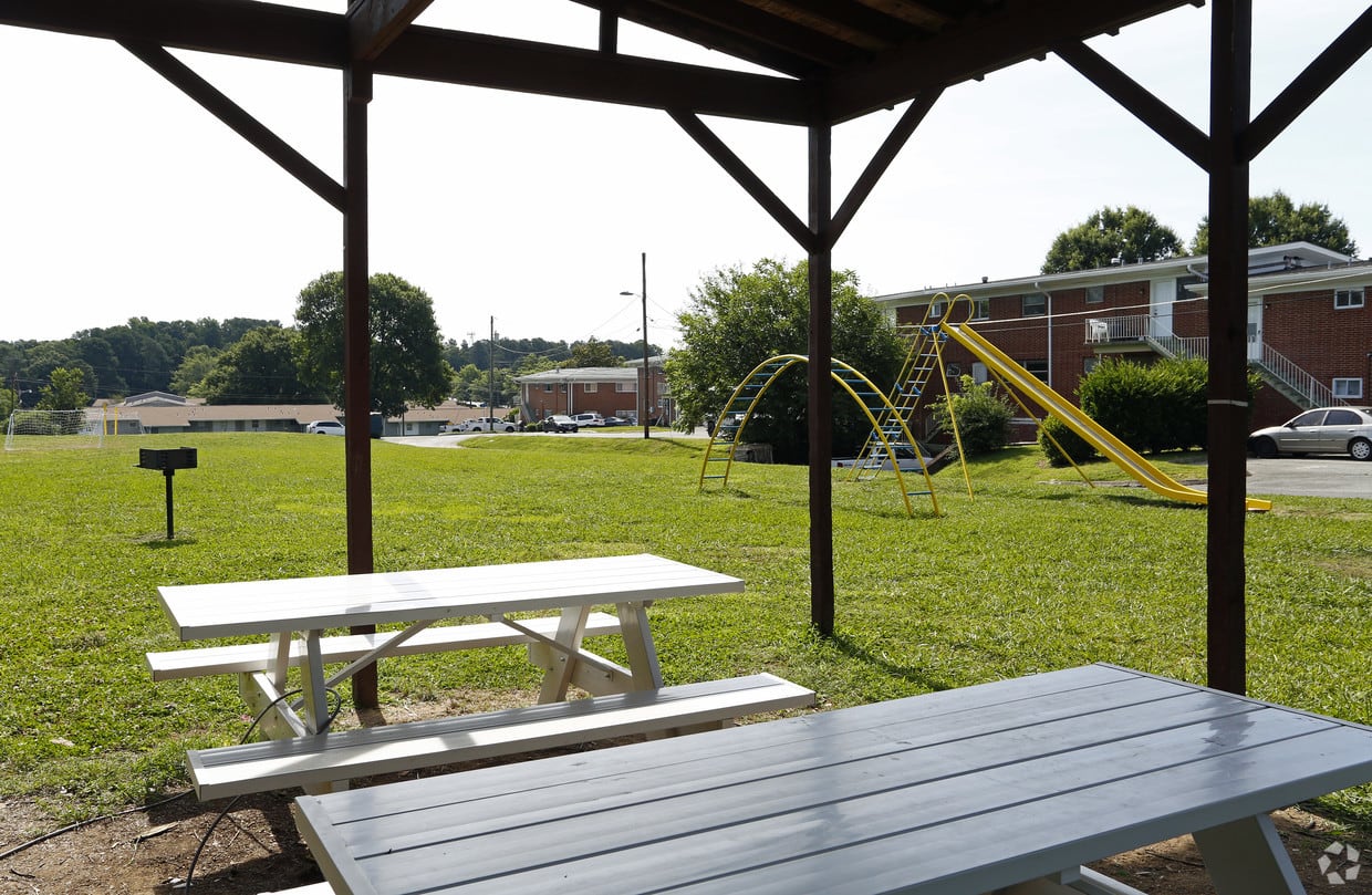 Picnic tabls at Oaks at Northgate in Durham, North Carolina