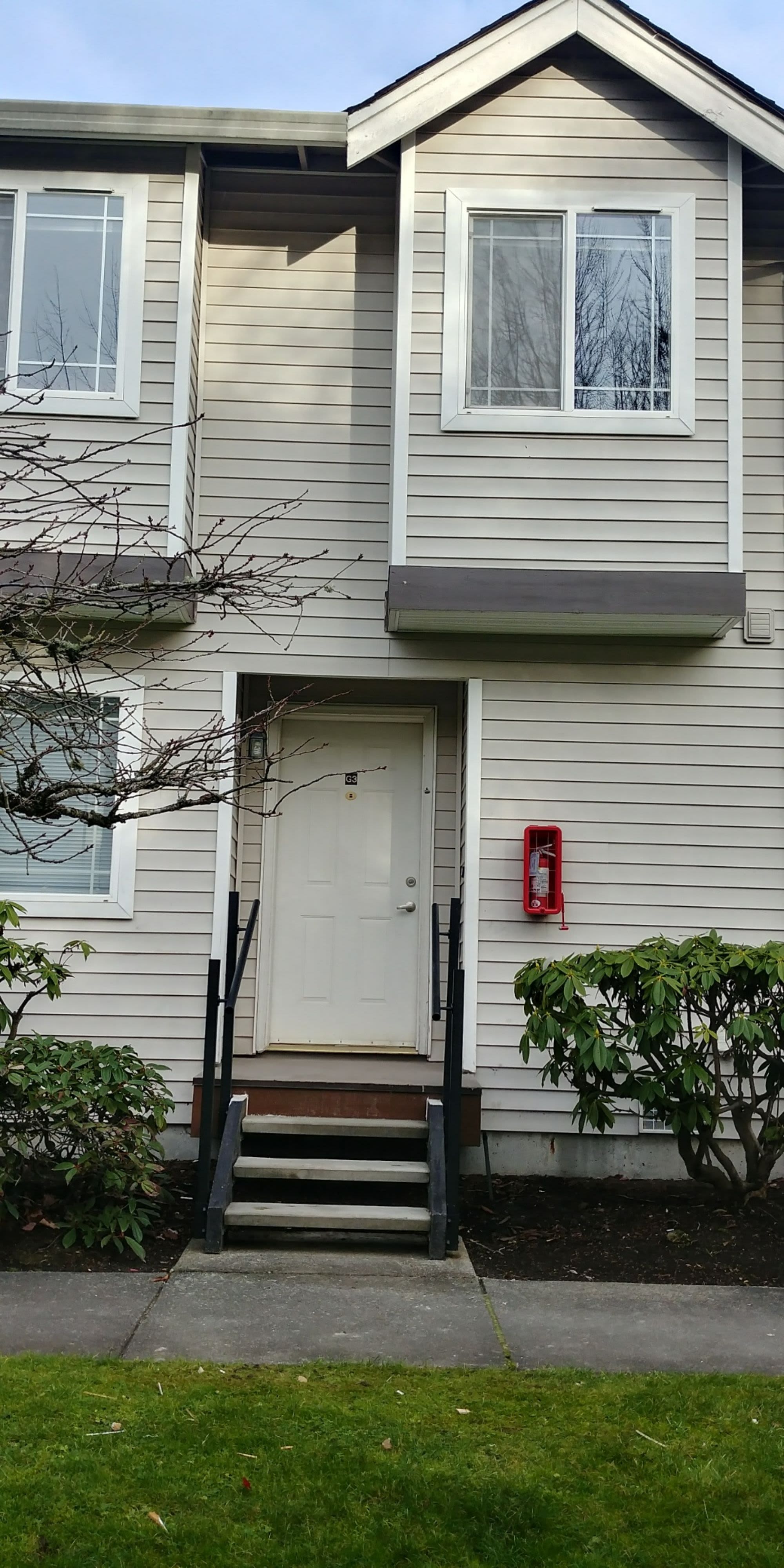 Exterior building and parking lot at Edgewood North Apartments in Lynnwood, Washington