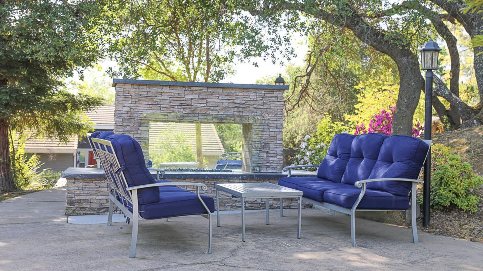 Outdoor lounge at Lake Pointe Apartments in Folsom, California