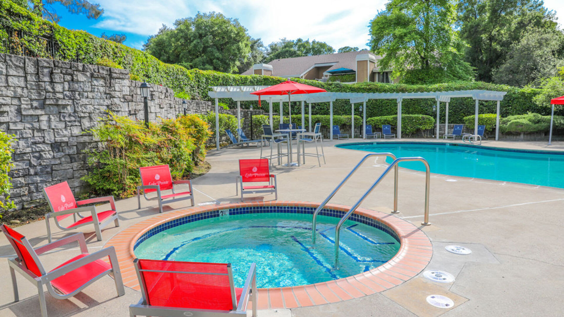 Hot tub and swimming pool at Lake Pointe Apartments in Folsom, California