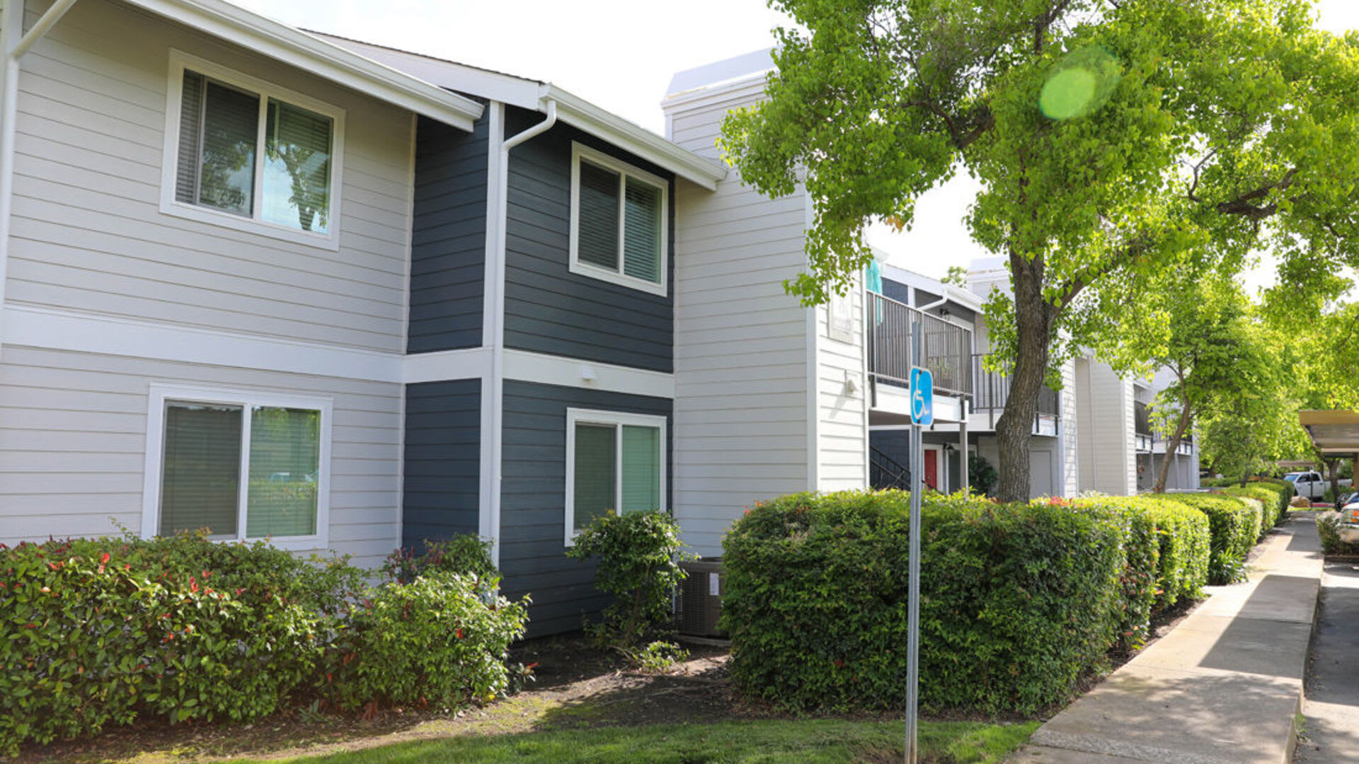 Exterior view of the apartments at Lake Pointe Apartments in Folsom, California