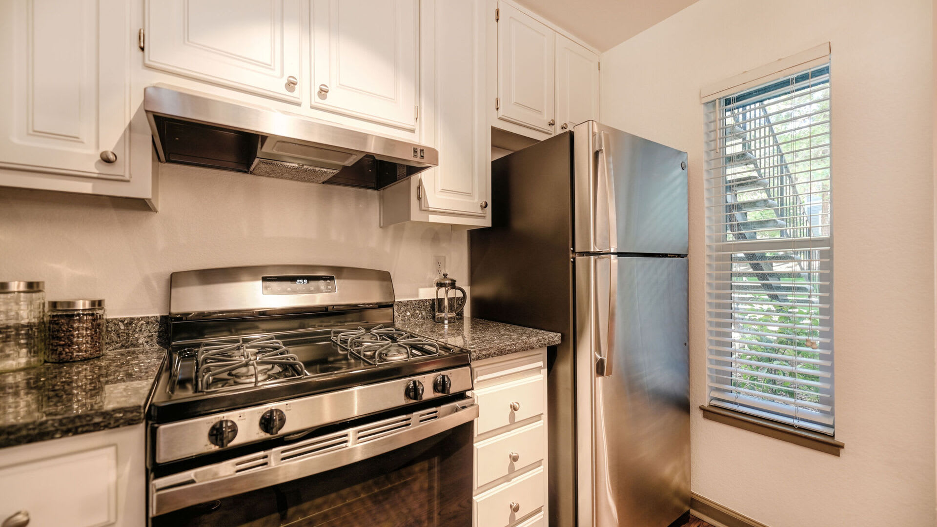 Upgraded kitchen at Lake Pointe Apartments in Folsom, California