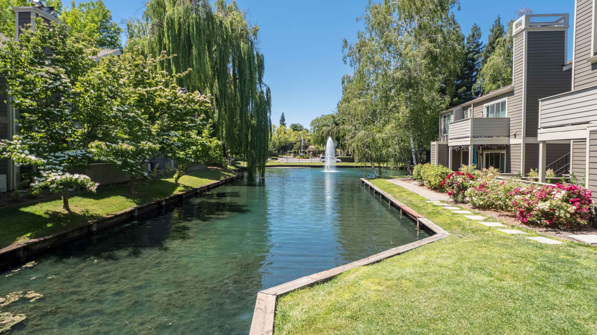 Waterfront properties at Harbor Oaks Apartments in Sacramento, California