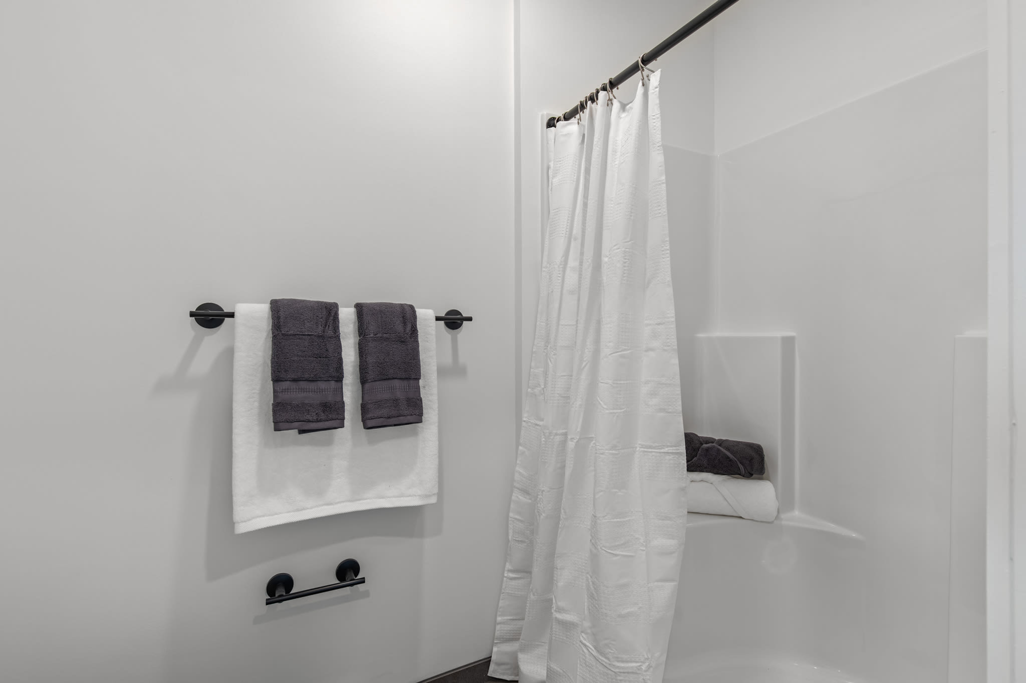 Studios in Nashville, TN - Rutledge Flats - Bathroom with a Shower and Towels