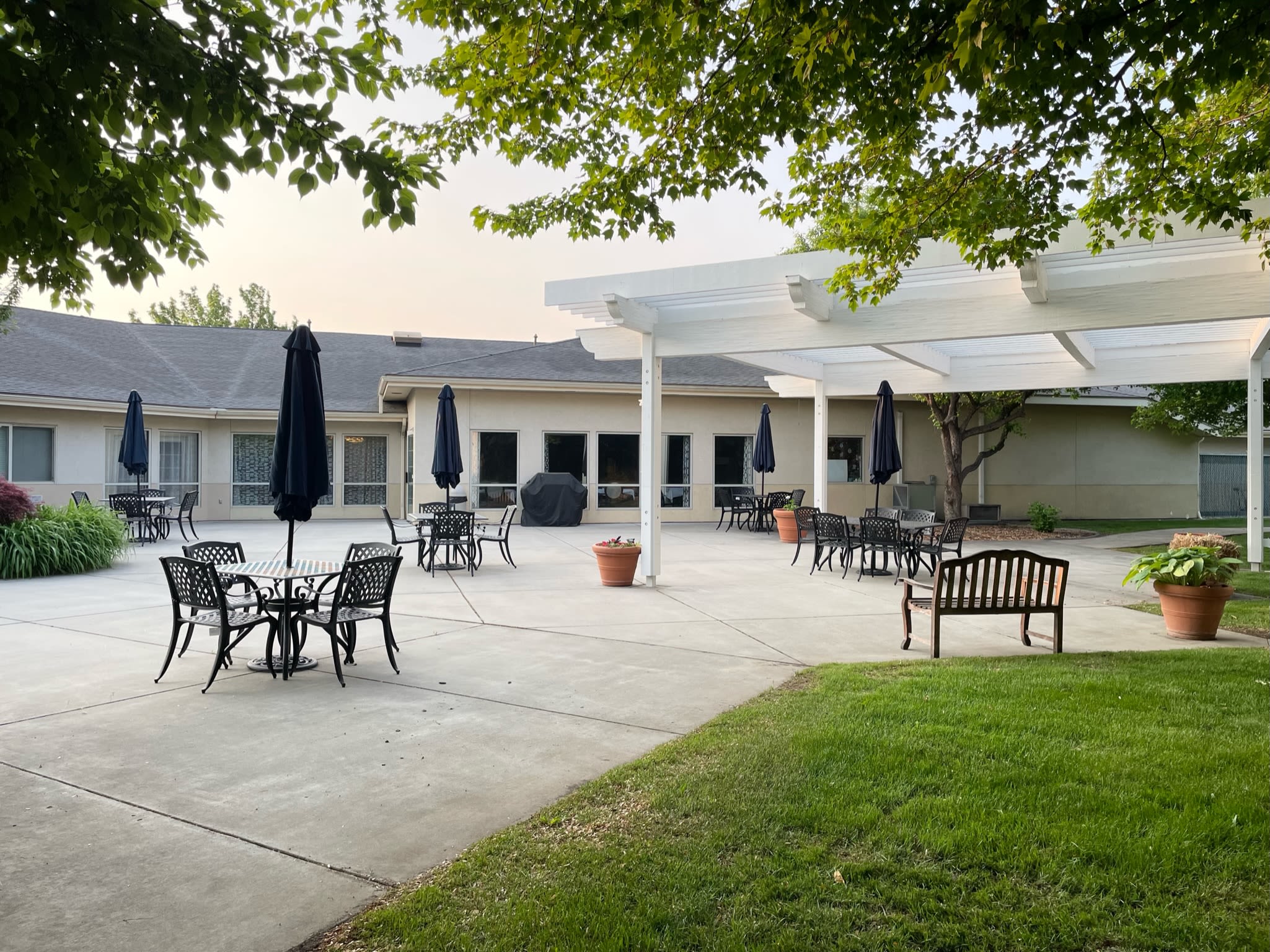 patio seating at Regency Canyon Lakes Rehabilitation & Nursing Center in Kennewick, Washington