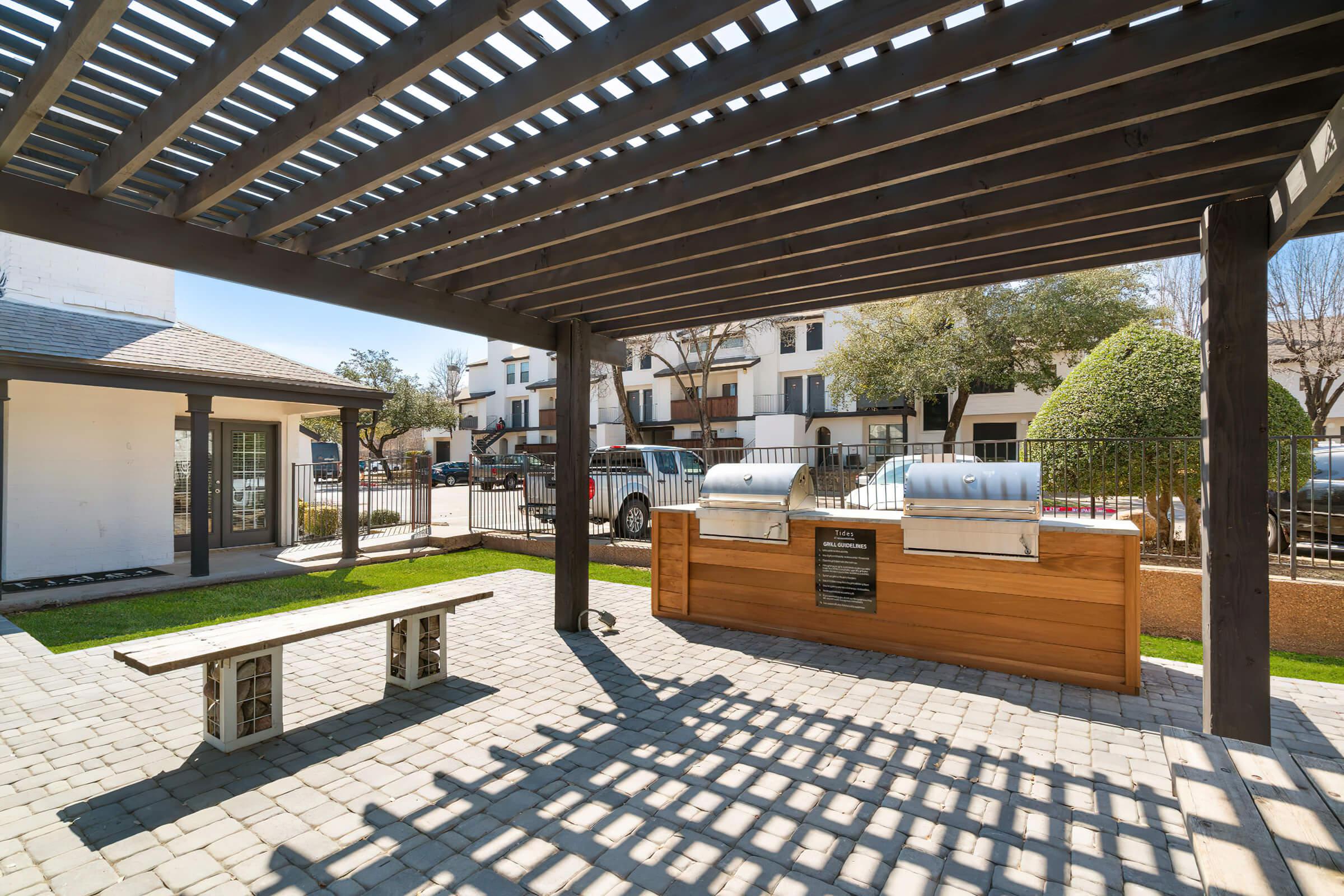 Barbecue and picnic area at Tides at Meadowbrook in Fort Worth, Texas