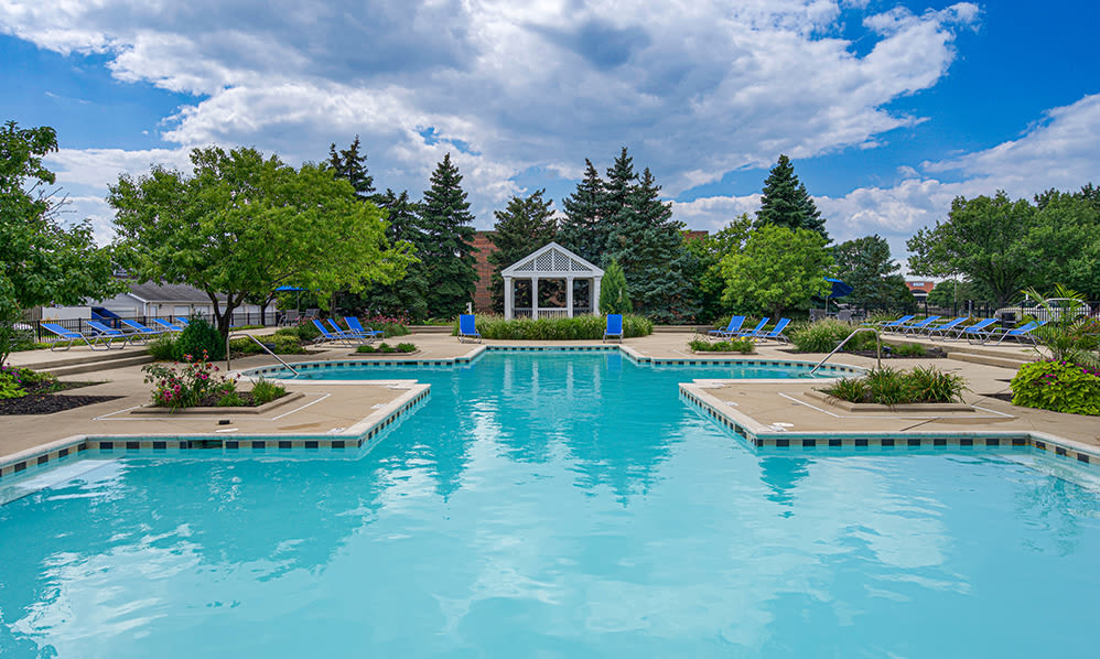 Swimming pool at Windsor Lakes Apartment Homes in Woodridge, Illinois