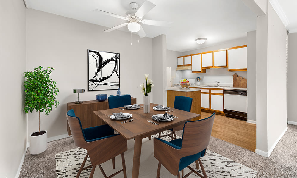 Dining area at Windsor Lakes Apartment Homes in Woodridge, Illinois