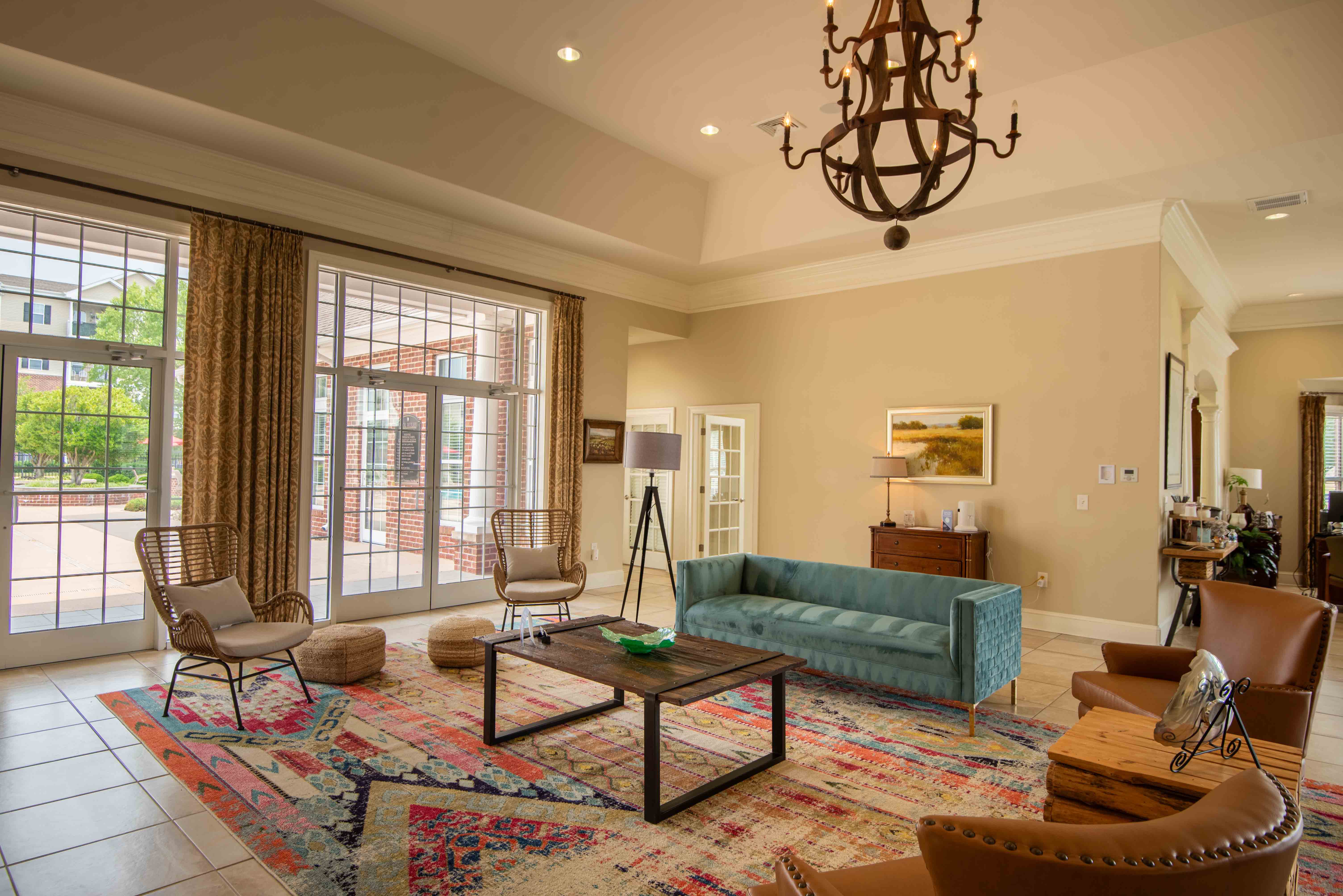A spacious living room with plush carpeting at Meridian Watermark in North Chesterfield, Virginia