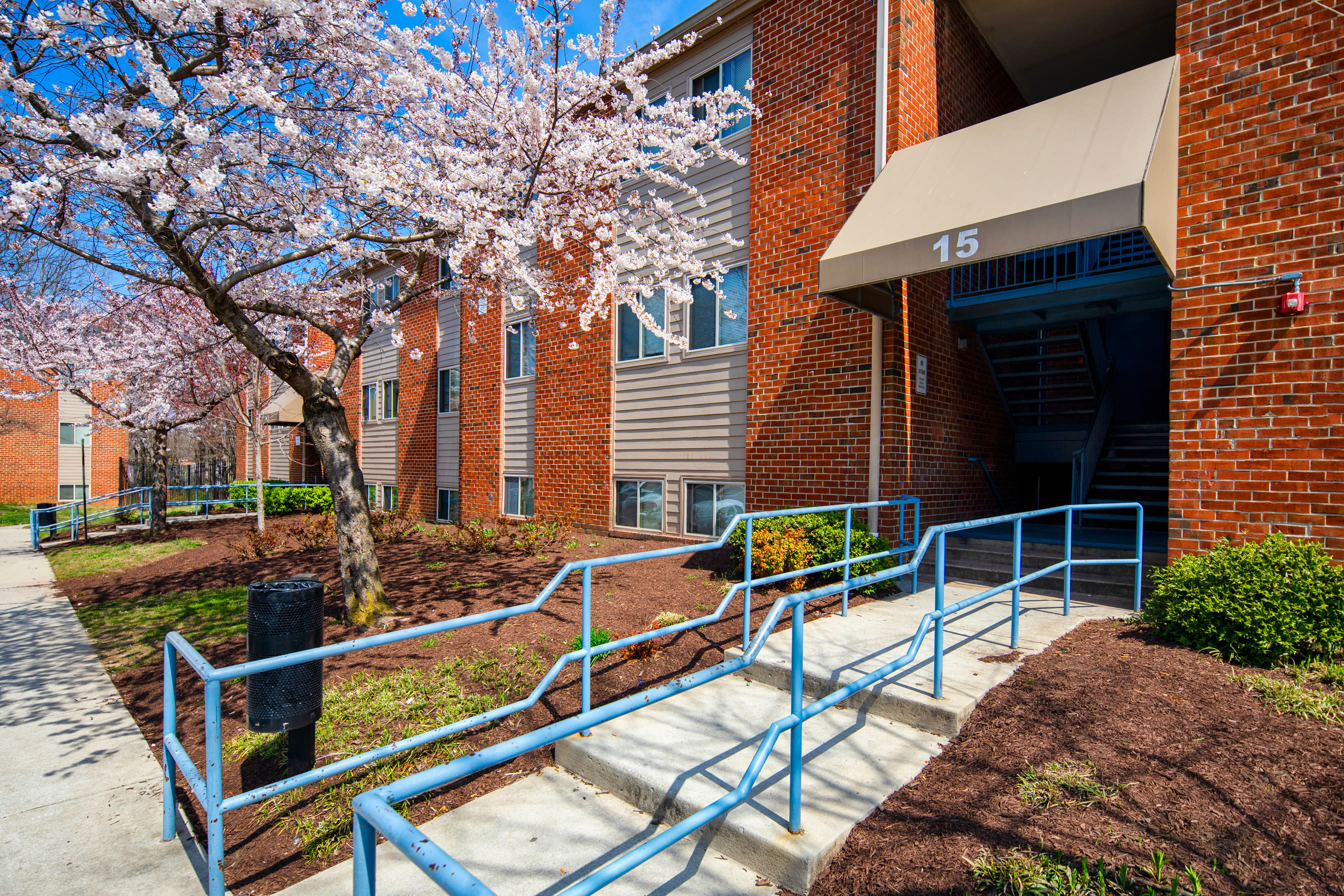 Courtyard and building exterior at Bay Ridge Gardens in Annapolis, Maryland
