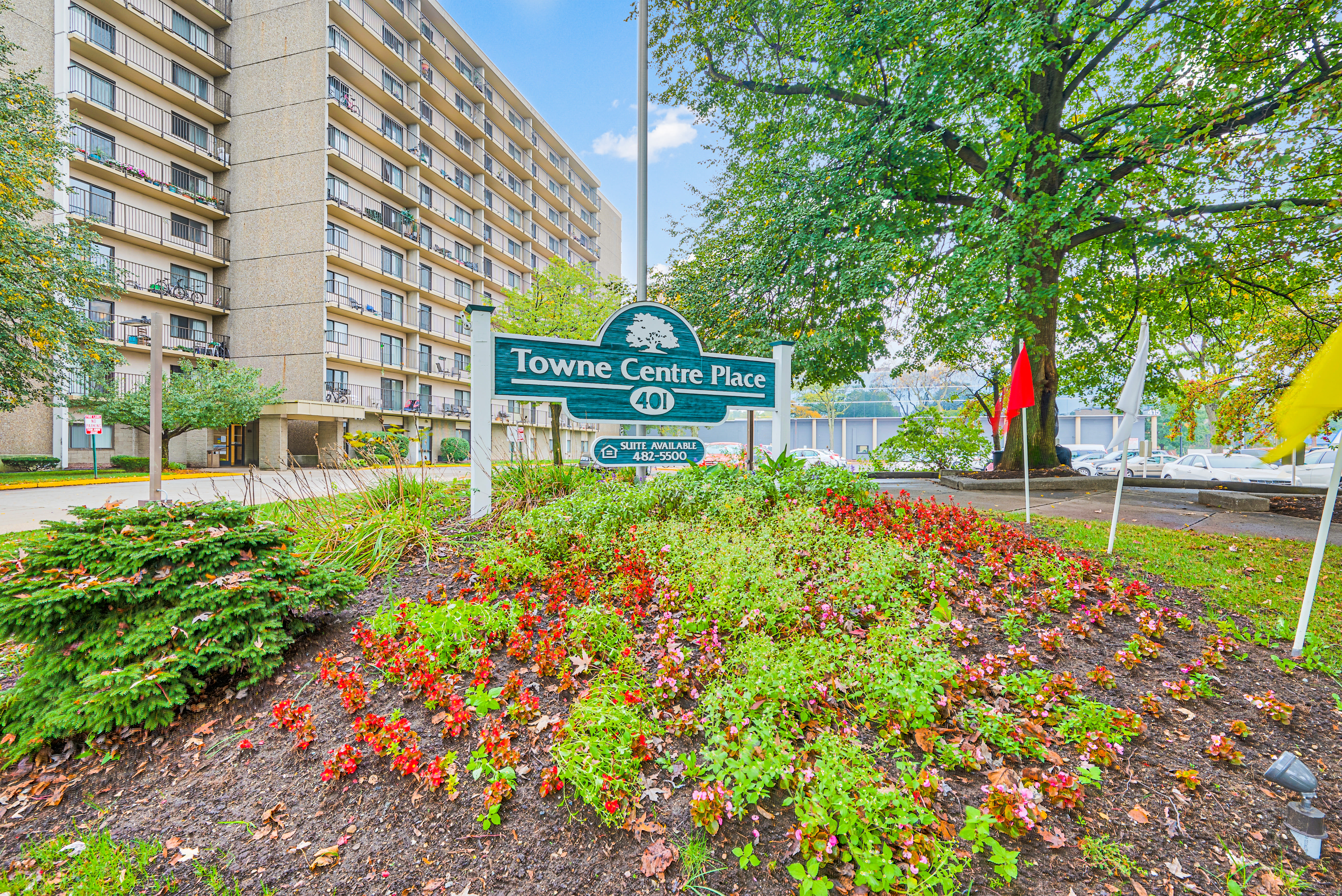 Exterior grounds and sidewalk at Towne Centre Place in Ypsilanti, Michigan