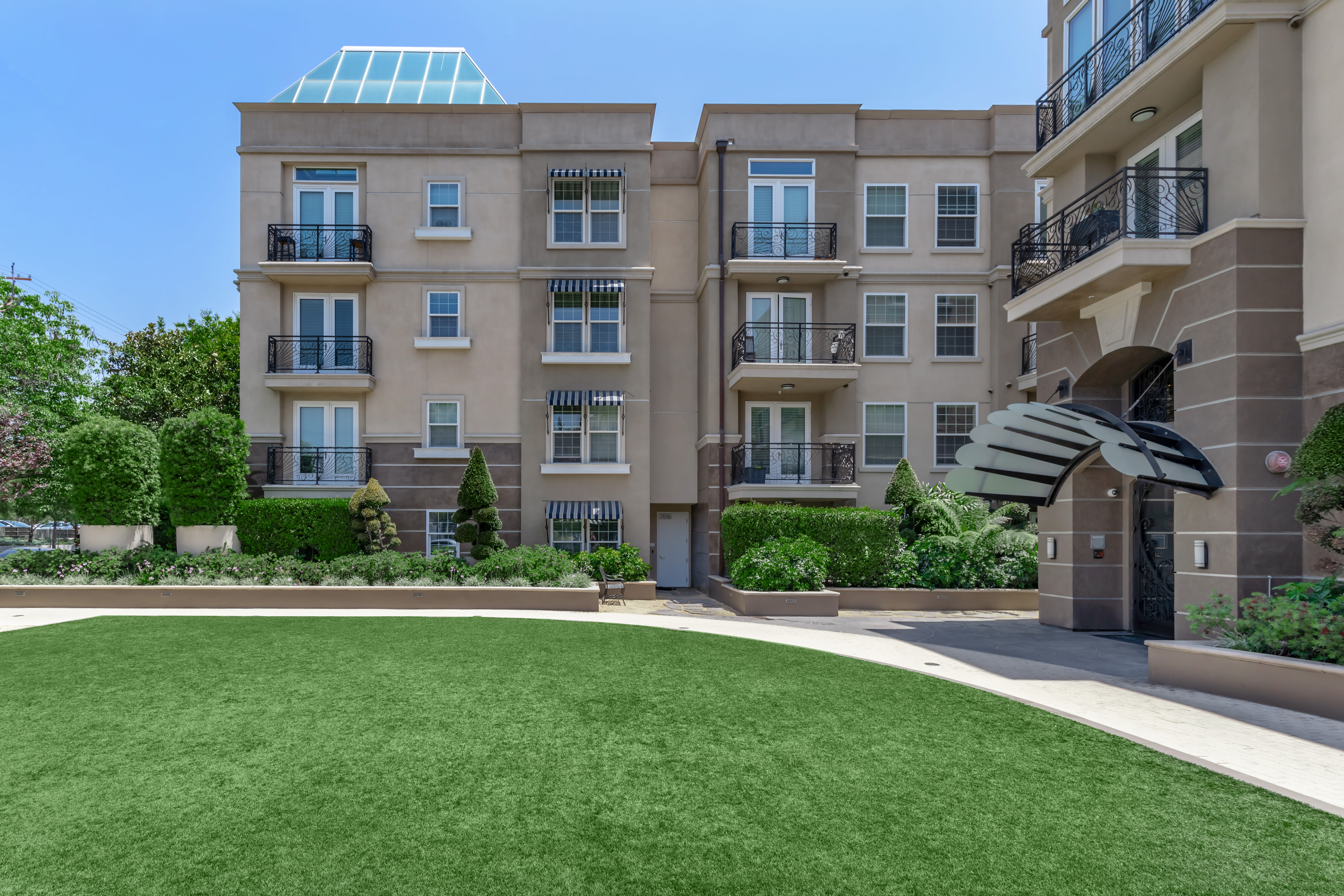 Exterior view of the apartment with beautiful courtyard at La Belle at Hollywood Tower in Los Angeles, California