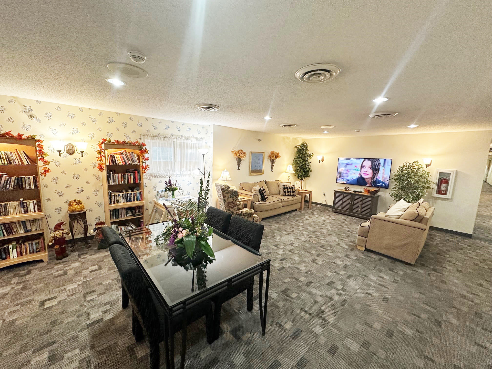 A living room with comfortable seating at HeatherWood Assisted Living & Memory Care in Eau Claire, Wisconsin. 