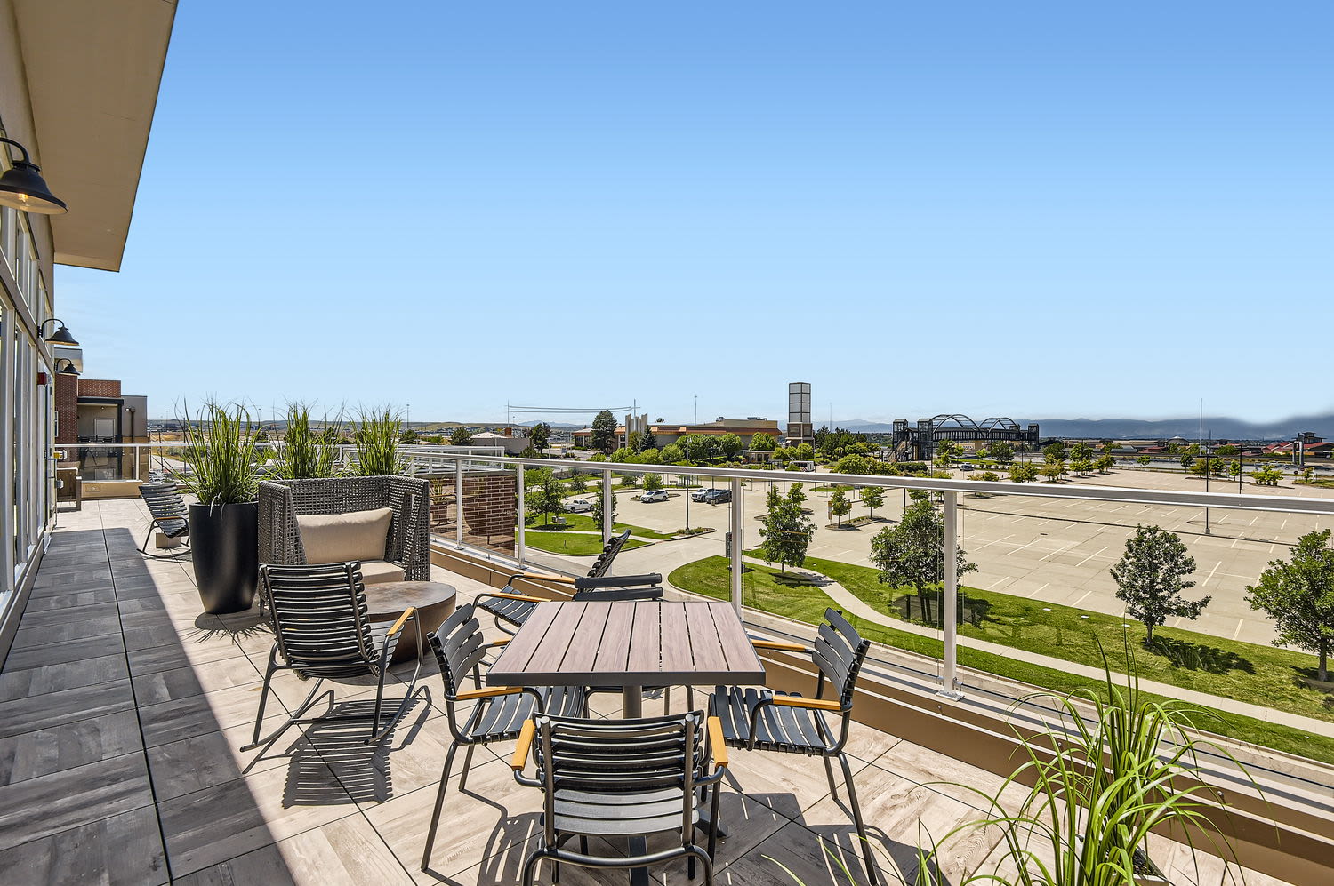 Tables and chairs on the roof deck lounge area at Elevation @ County Line Station in Englewood, Colorado
