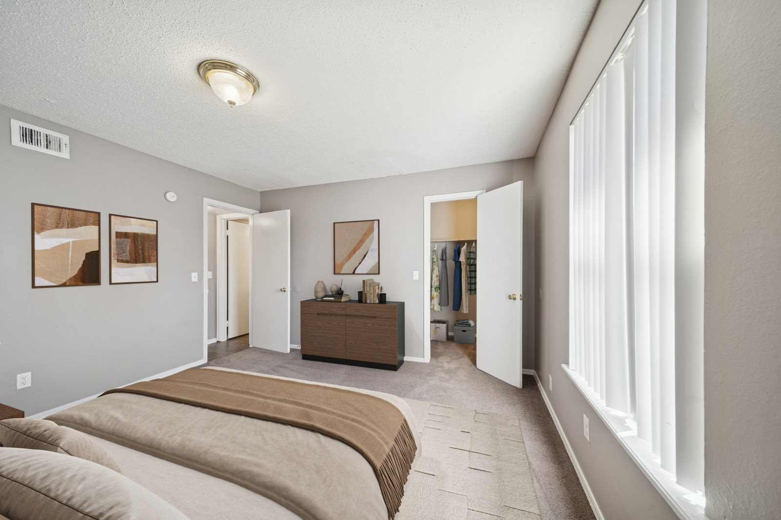 A room featuring a carpeted floor and plain white walls at Reeds Landing Apartments in Edmond, Oklahoma