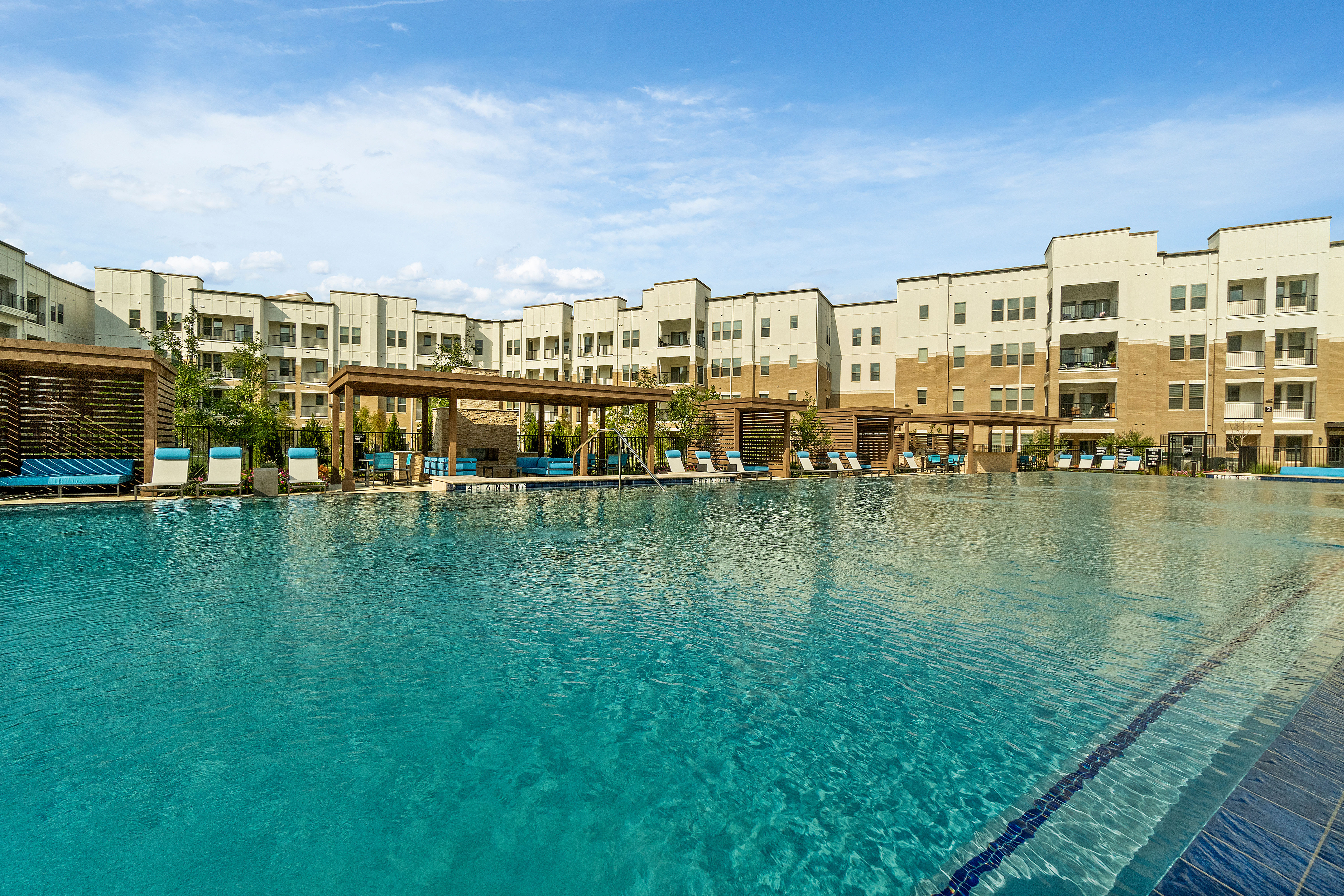 The Luxe At Mercer Crossing apartments in Farmers Branch, {location_state_name}}