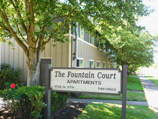 Front view of fountain courts in Springfield, OR