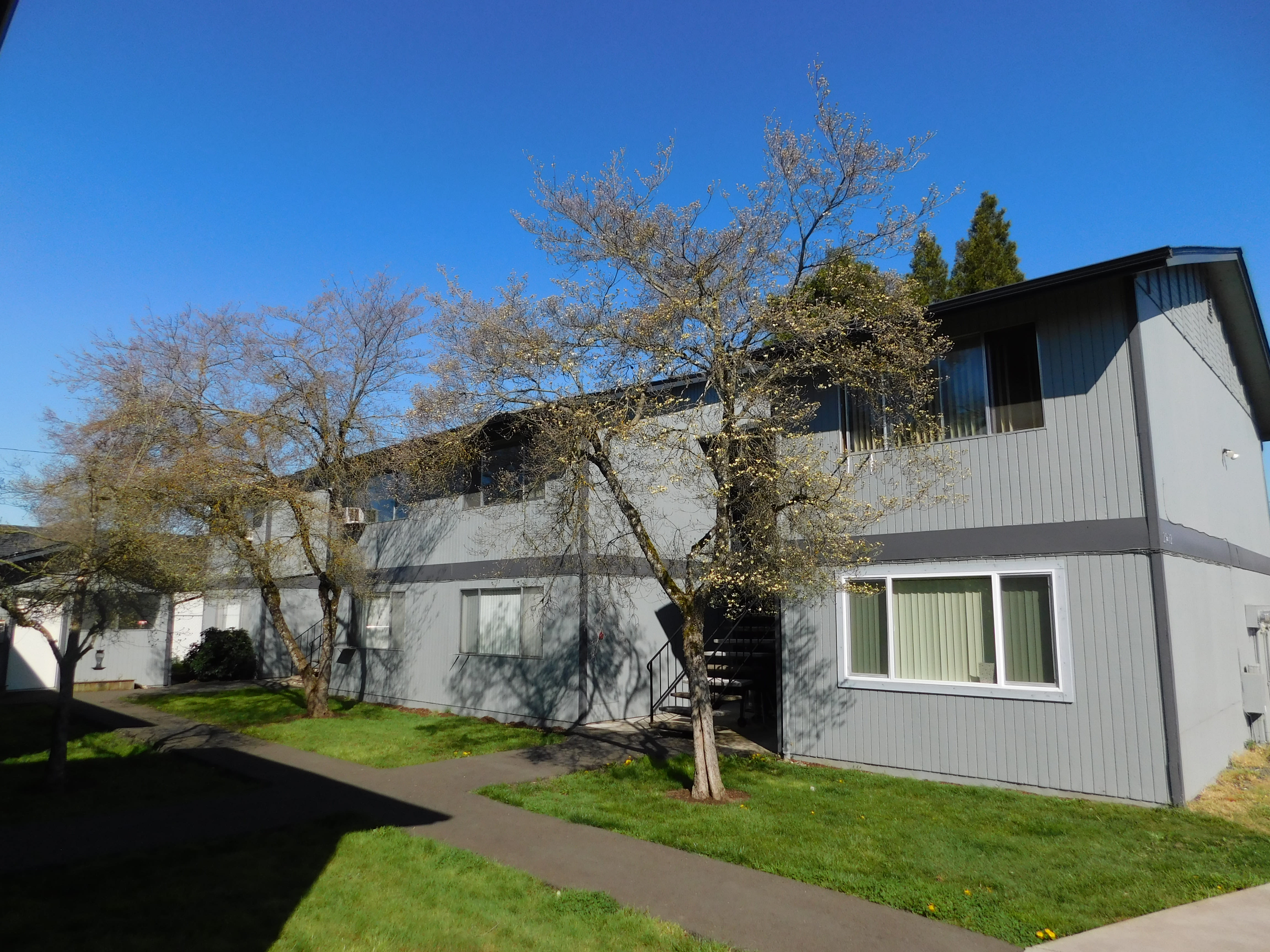 Enjoy beautiful green areas at The Royals in Springfield, OR