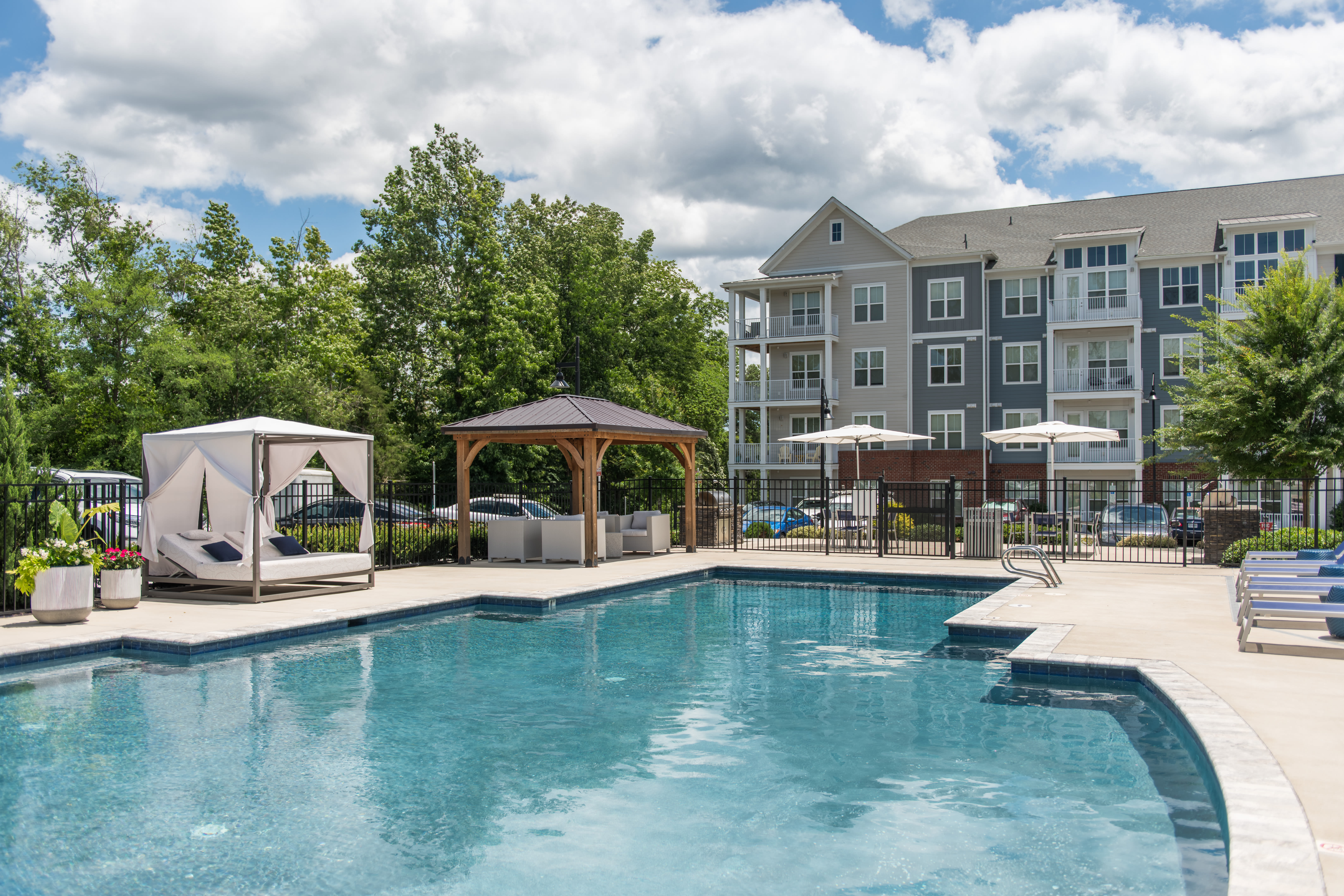 Pool Amenities | Commonwealth Apartments in Midlothian, Virginia