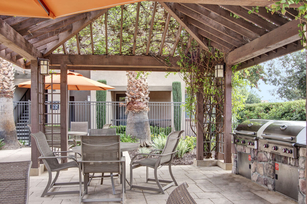 Well-maintained community with seating area at Rivers Edge in Lake Elsinore, California