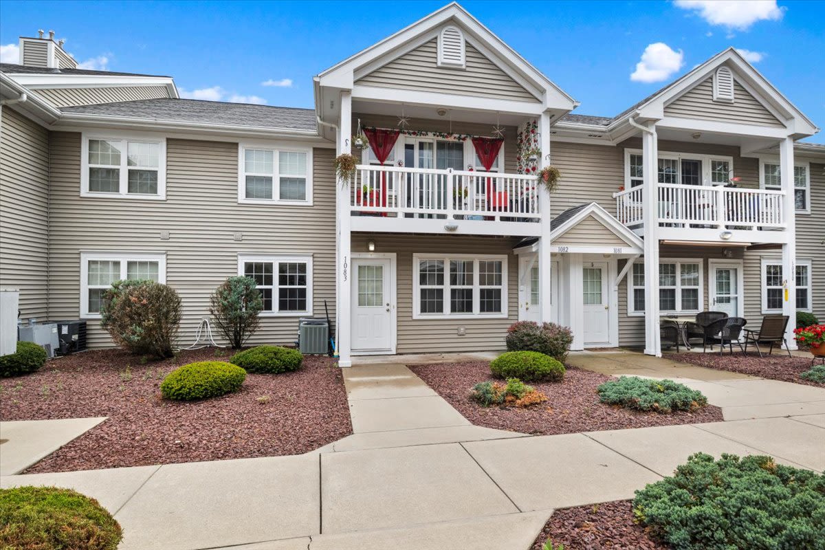 Exterior of Summit Knolls Apartments & Townhomes in Webster, New York