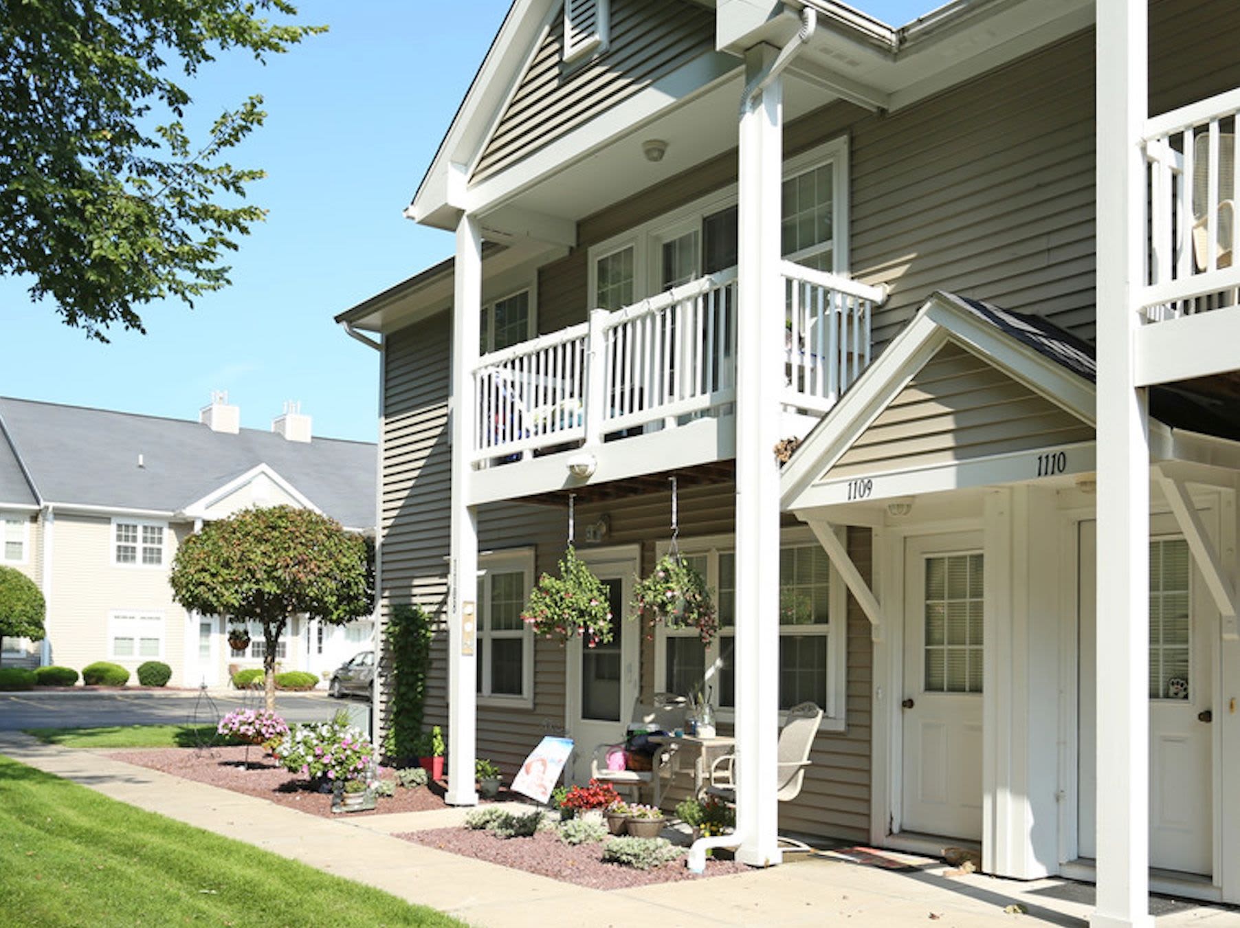 Apartment exterior at Summit Knolls Apartments & Townhomes in Webster, New York