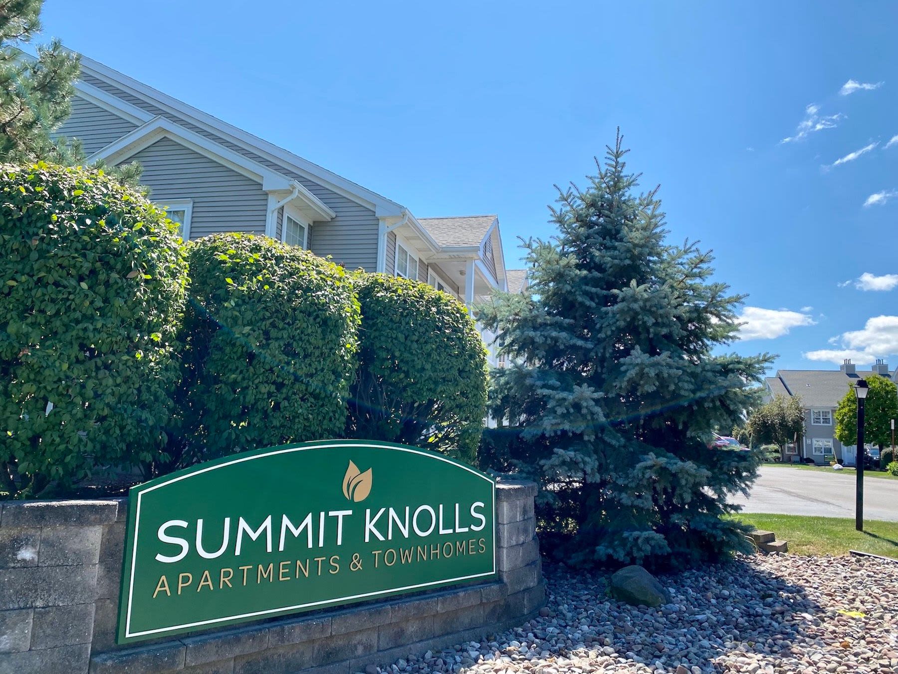 Property sign board at Summit Knolls Apartments & Townhomes in Webster, New York