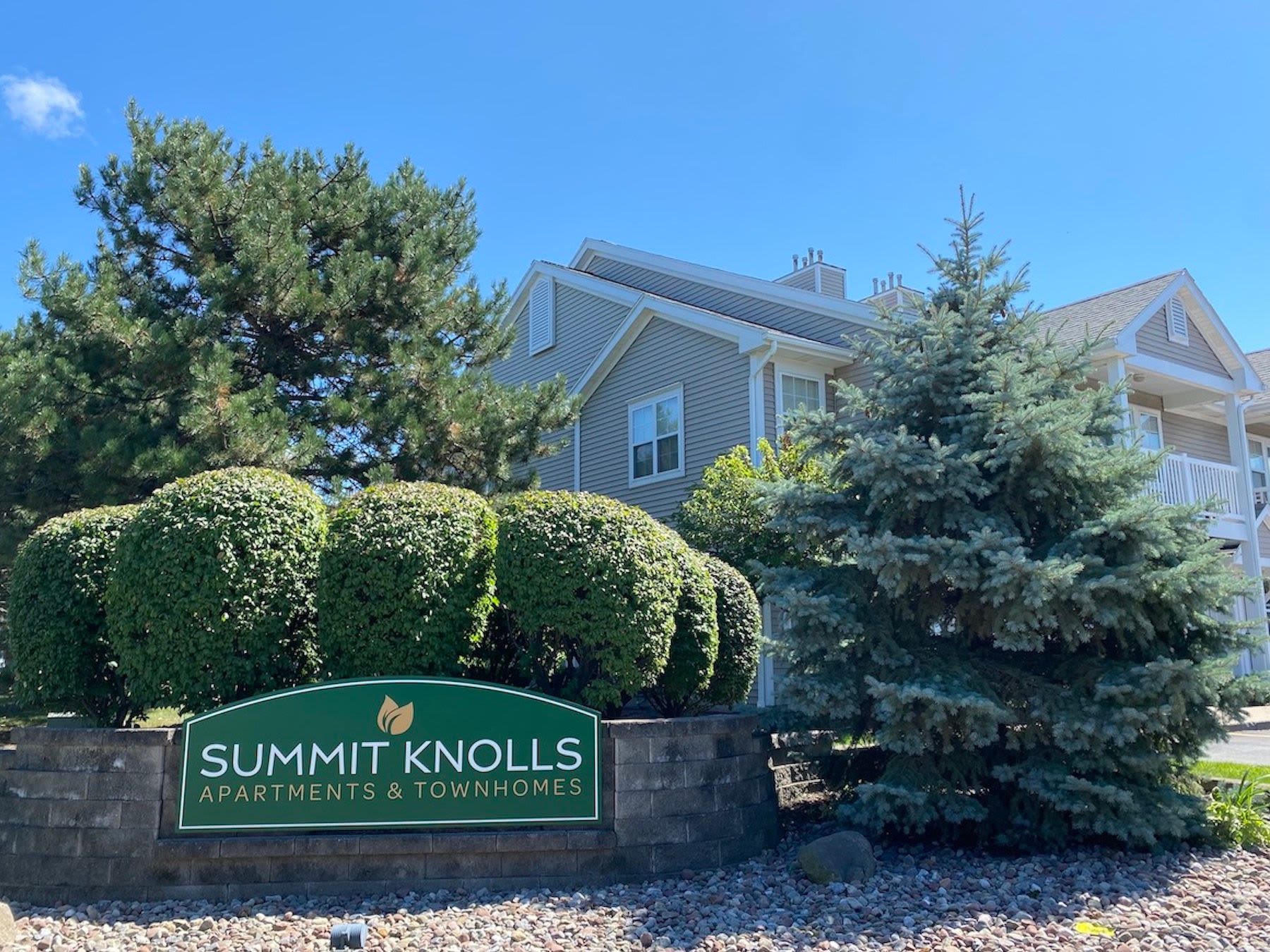 Entrance sign board at Summit Knolls Apartments & Townhomes in Webster, New York