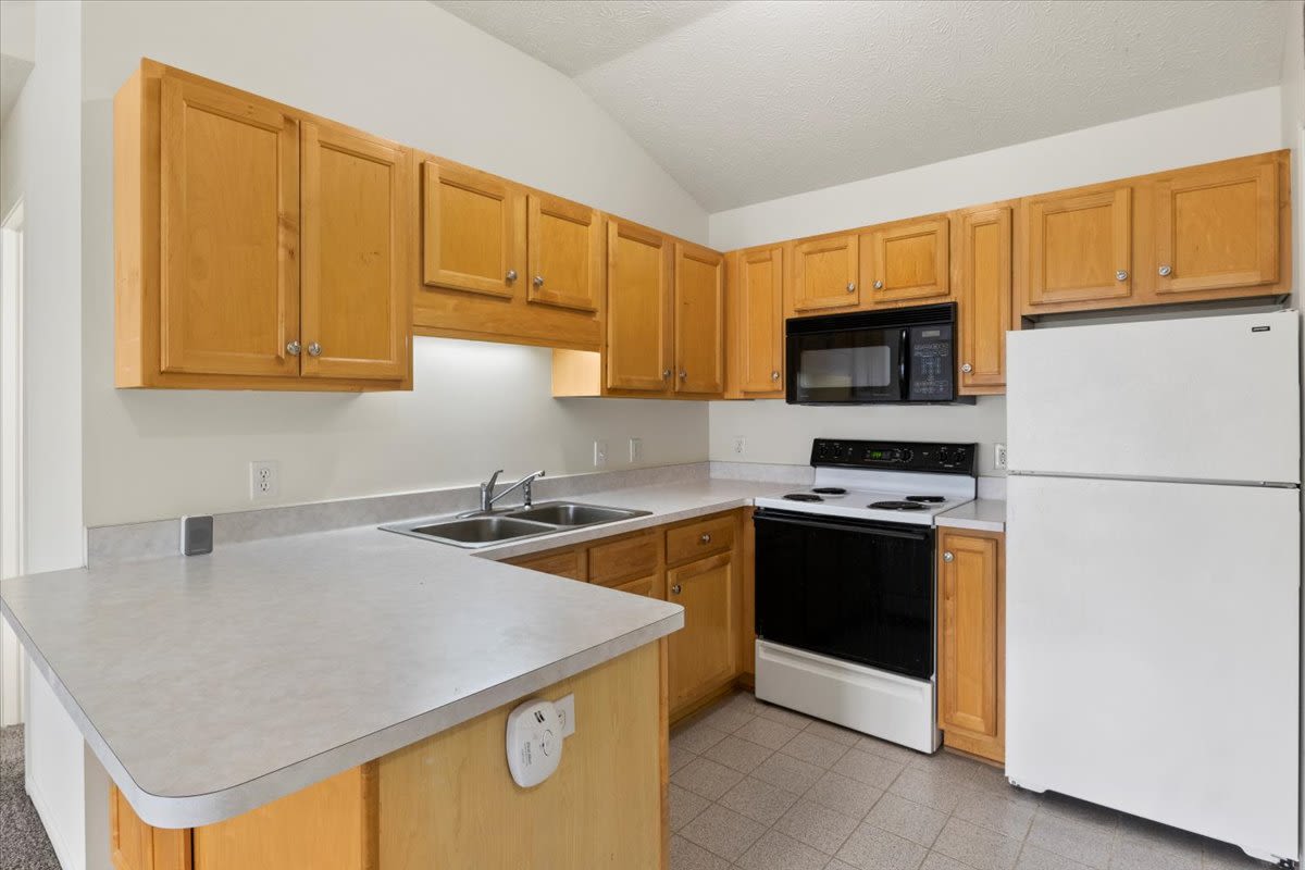 Fully equipped kitchen at Summit Knolls Apartments & Townhomes in Webster, New York