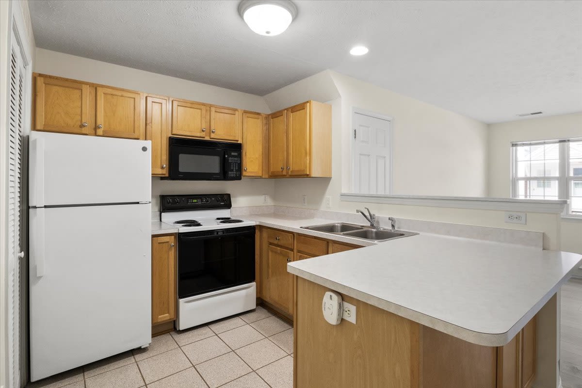 Kitchen with appliances at Summit Knolls Apartments & Townhomes in Webster, New York